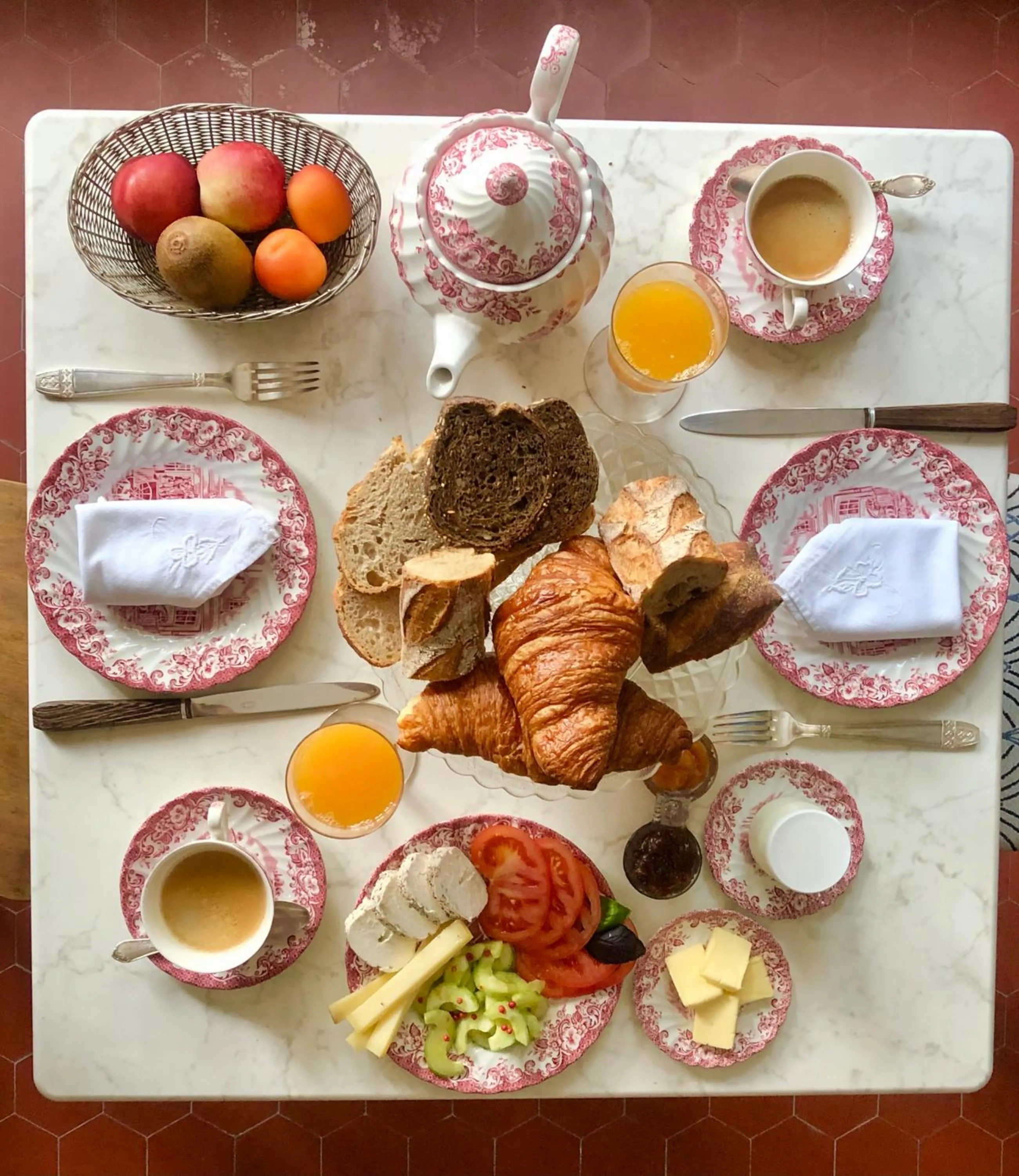 Continental breakfast in Maison et table d'hôtes Le Camélia Blanc