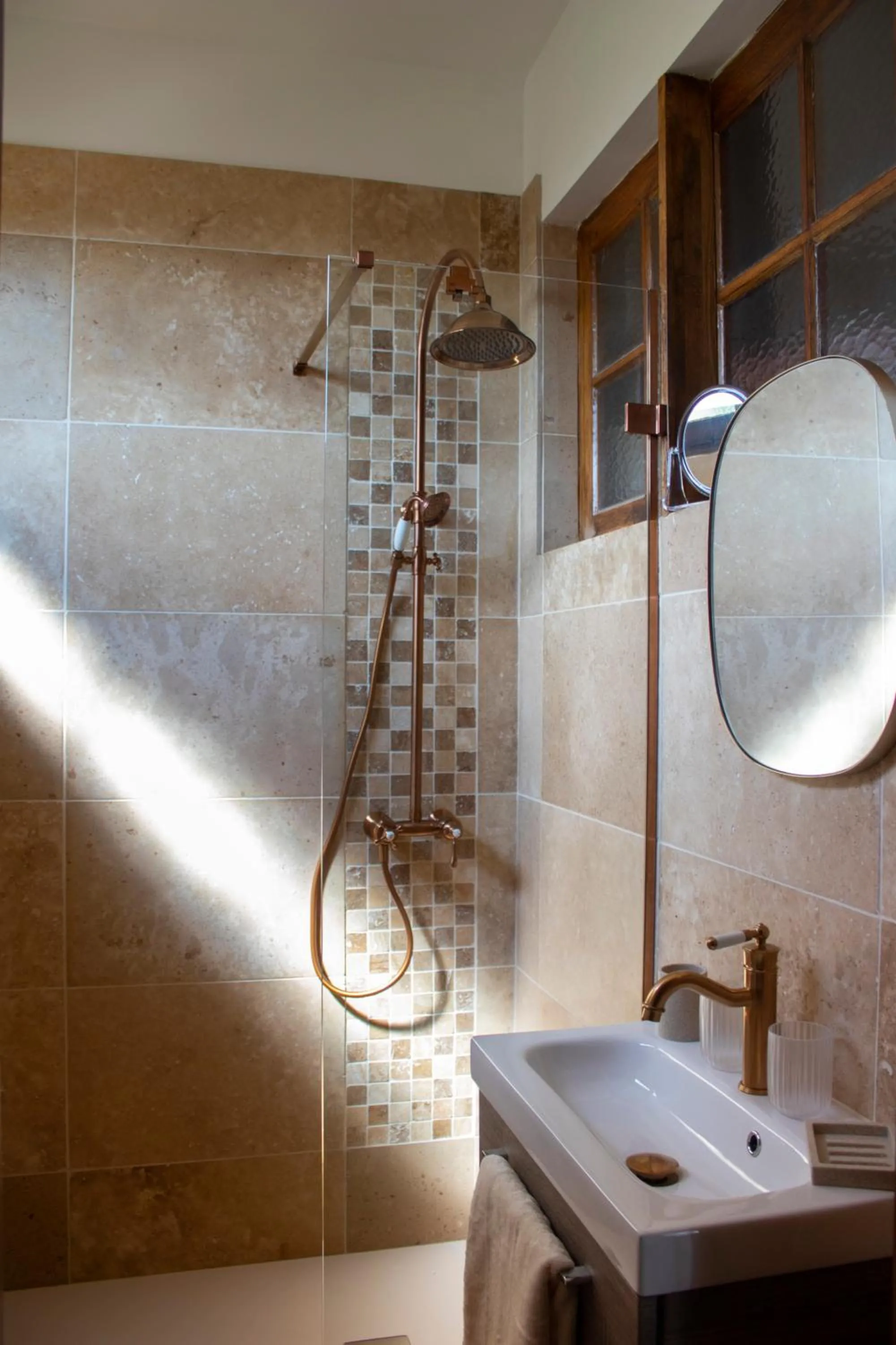 Bathroom in Maison et table d'hôtes Le Camélia Blanc