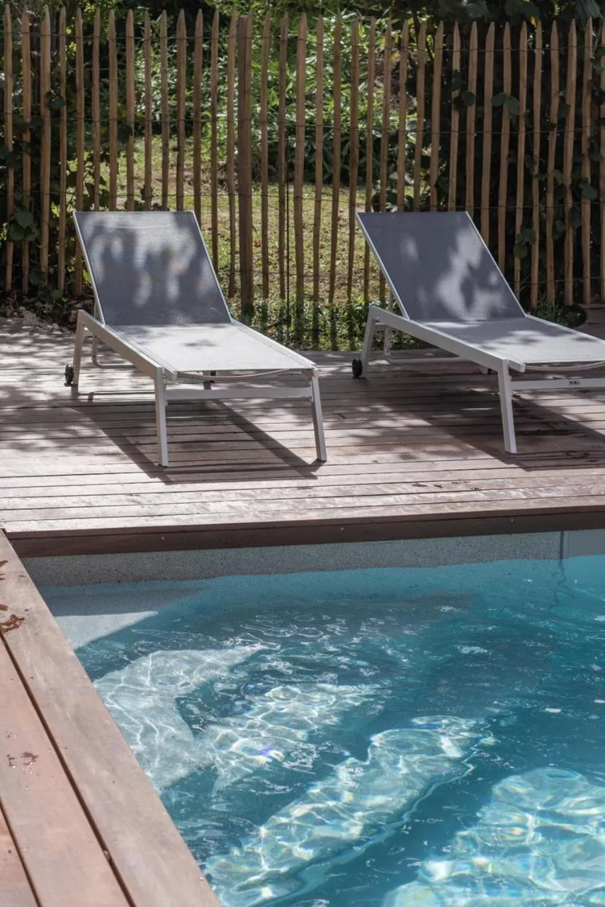 Swimming pool in Maison et table d'hôtes Le Camélia Blanc