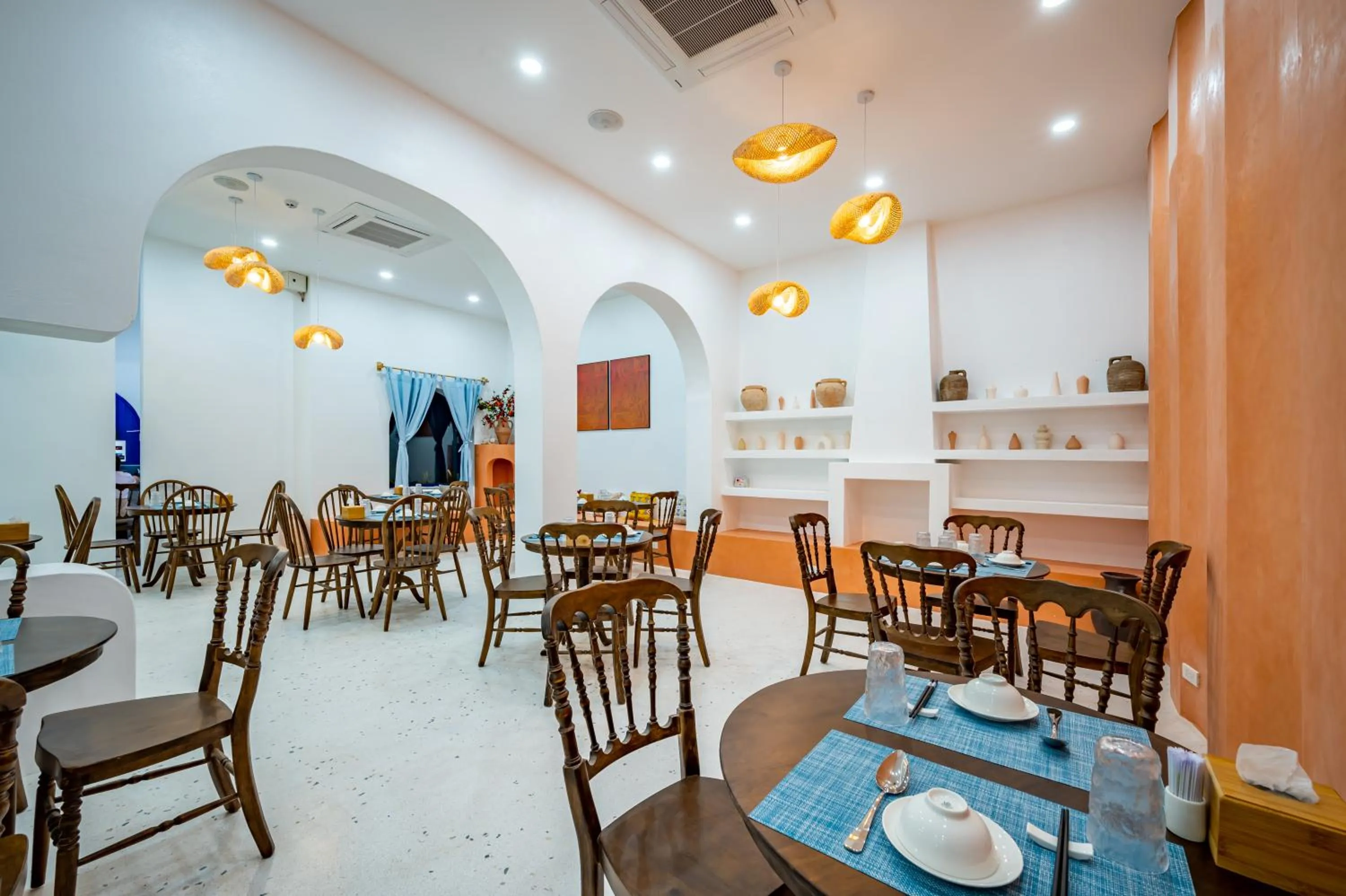 Restaurant/places to eat in Happiness Hotel