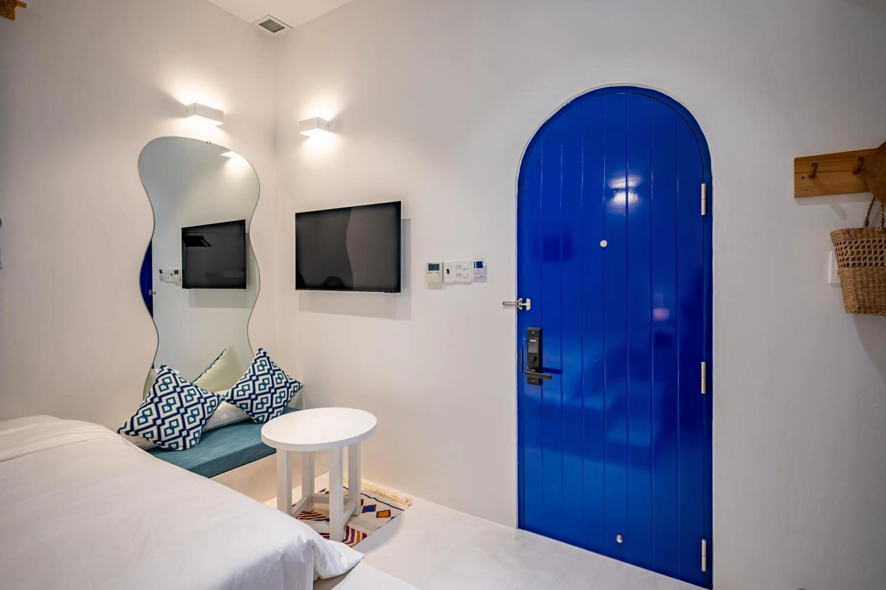 TV and multimedia in Happiness Hotel