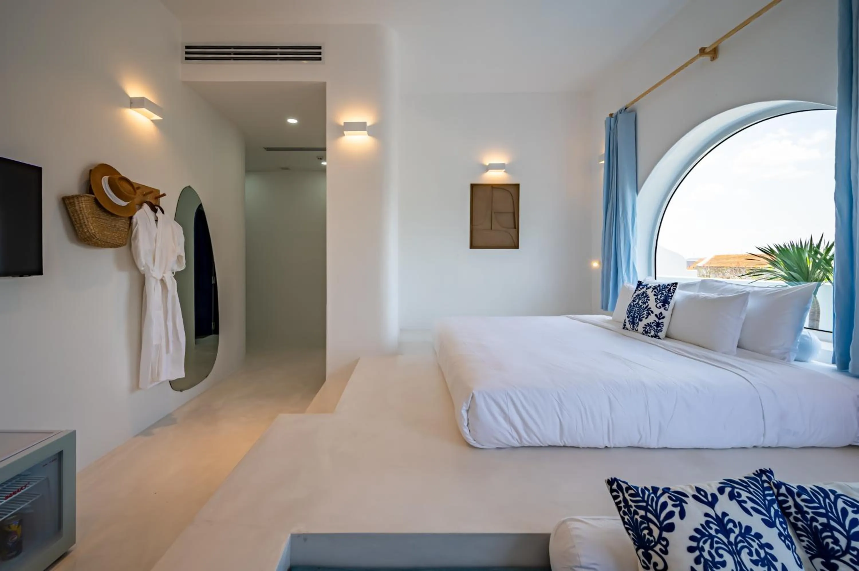 TV and multimedia in Happiness Hotel