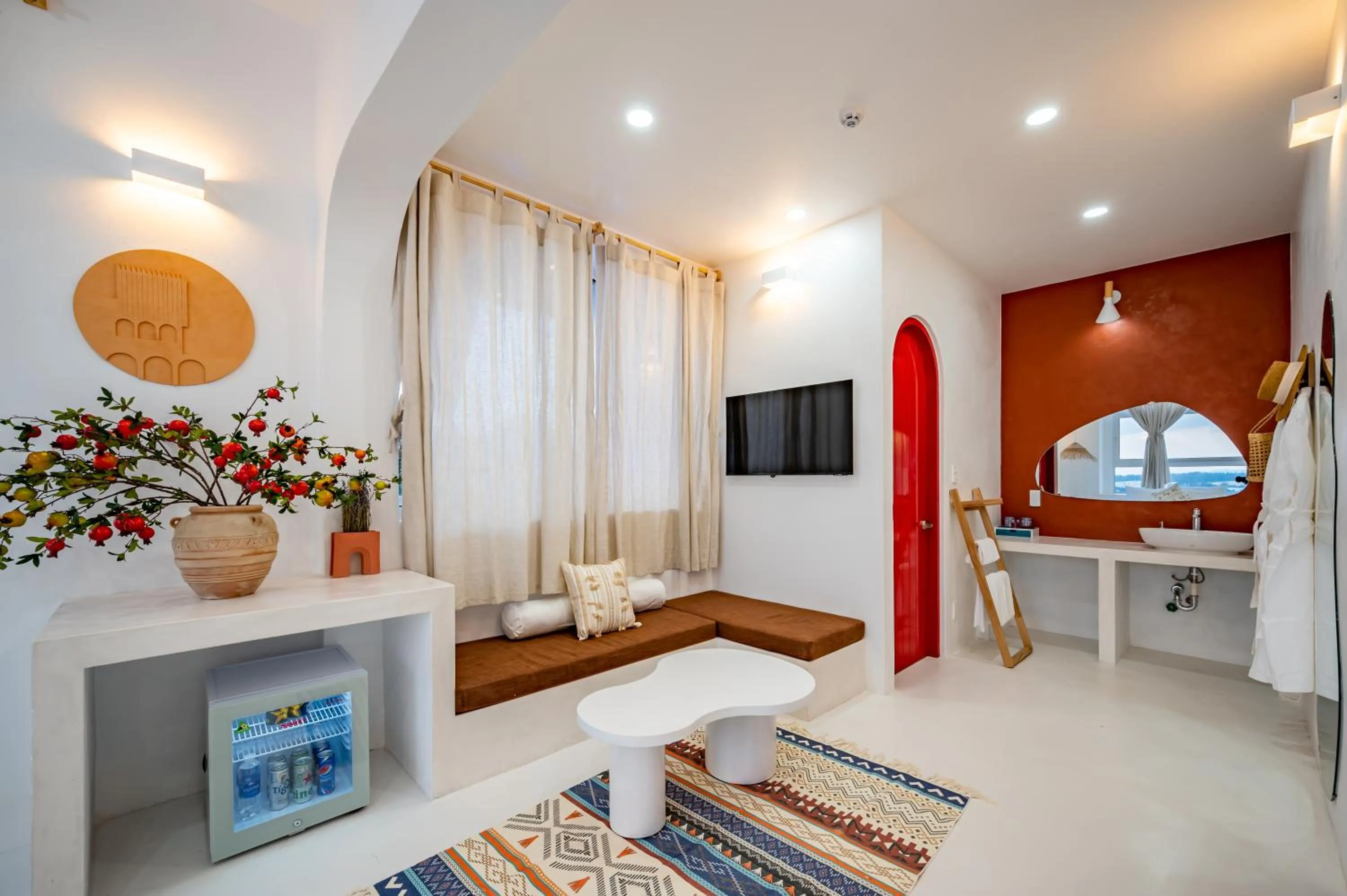 Communal lounge/ TV room in Happiness Hotel