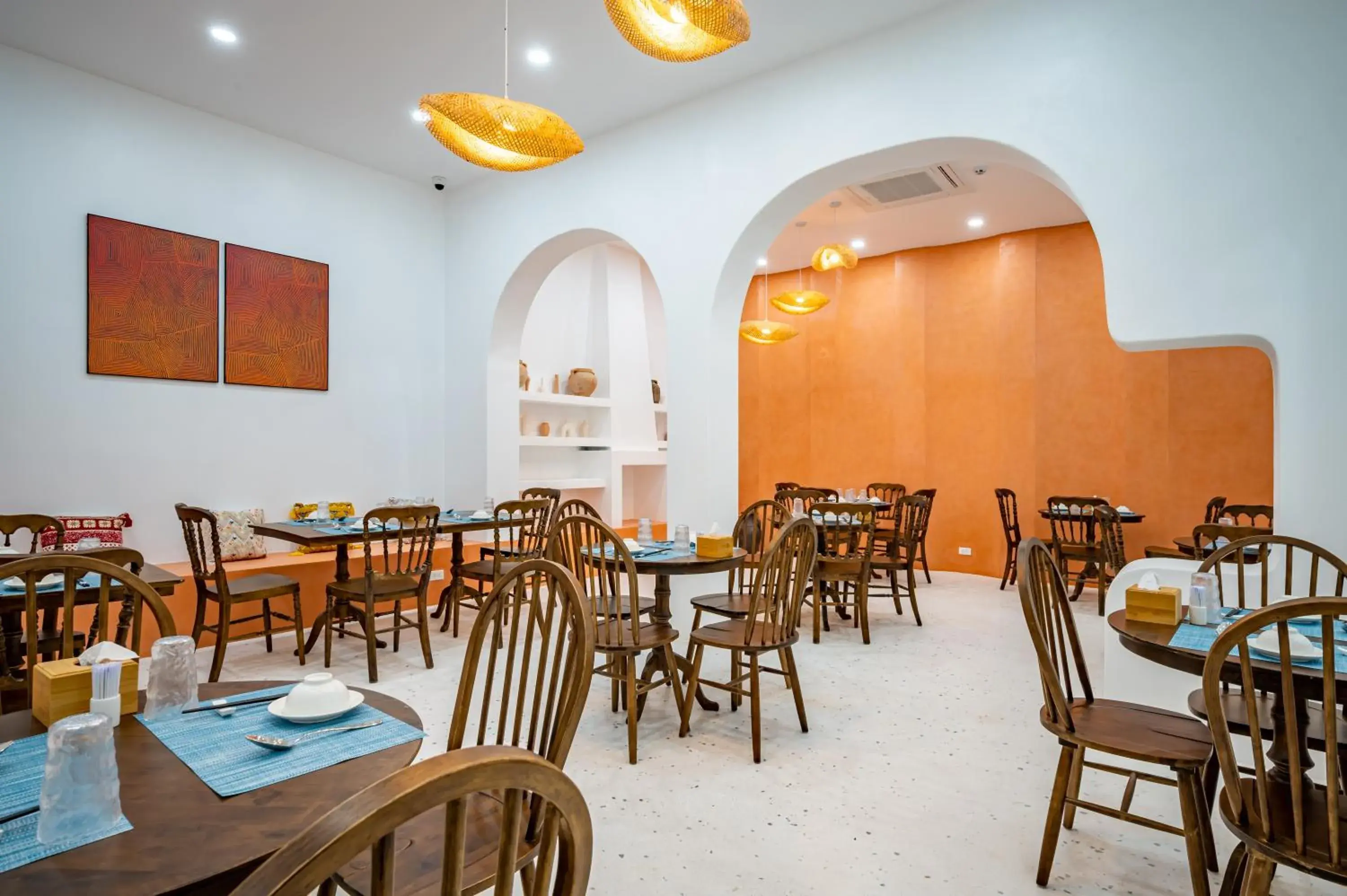 Restaurant/places to eat in Happiness Hotel Restaurant/places to eat in Happiness Hotel