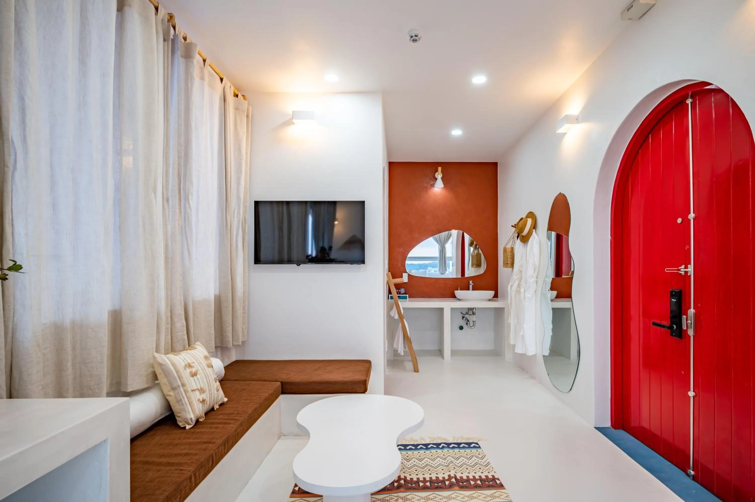 Communal lounge/ TV room in Happiness Hotel