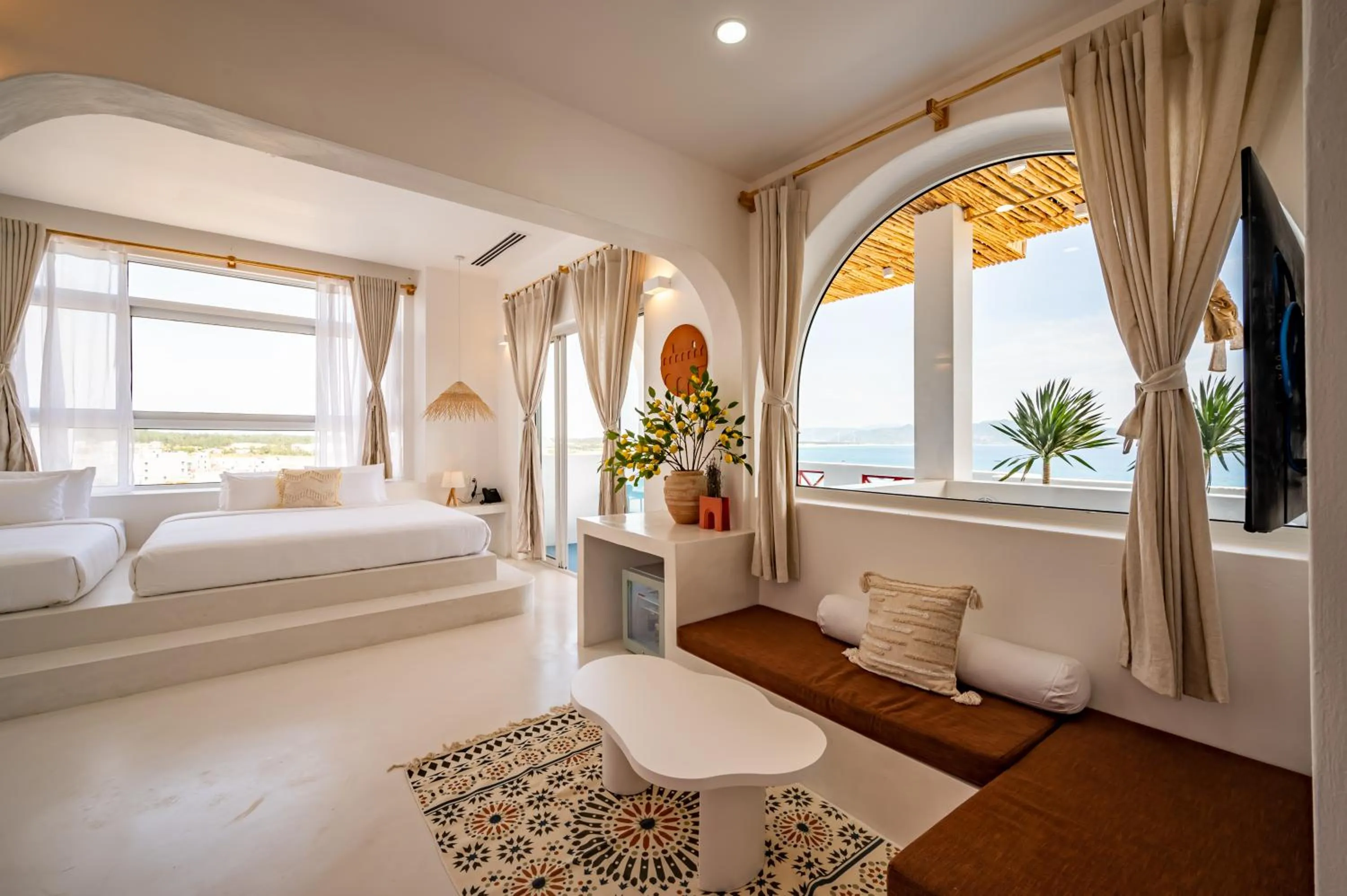 Communal lounge/ TV room in Happiness Hotel