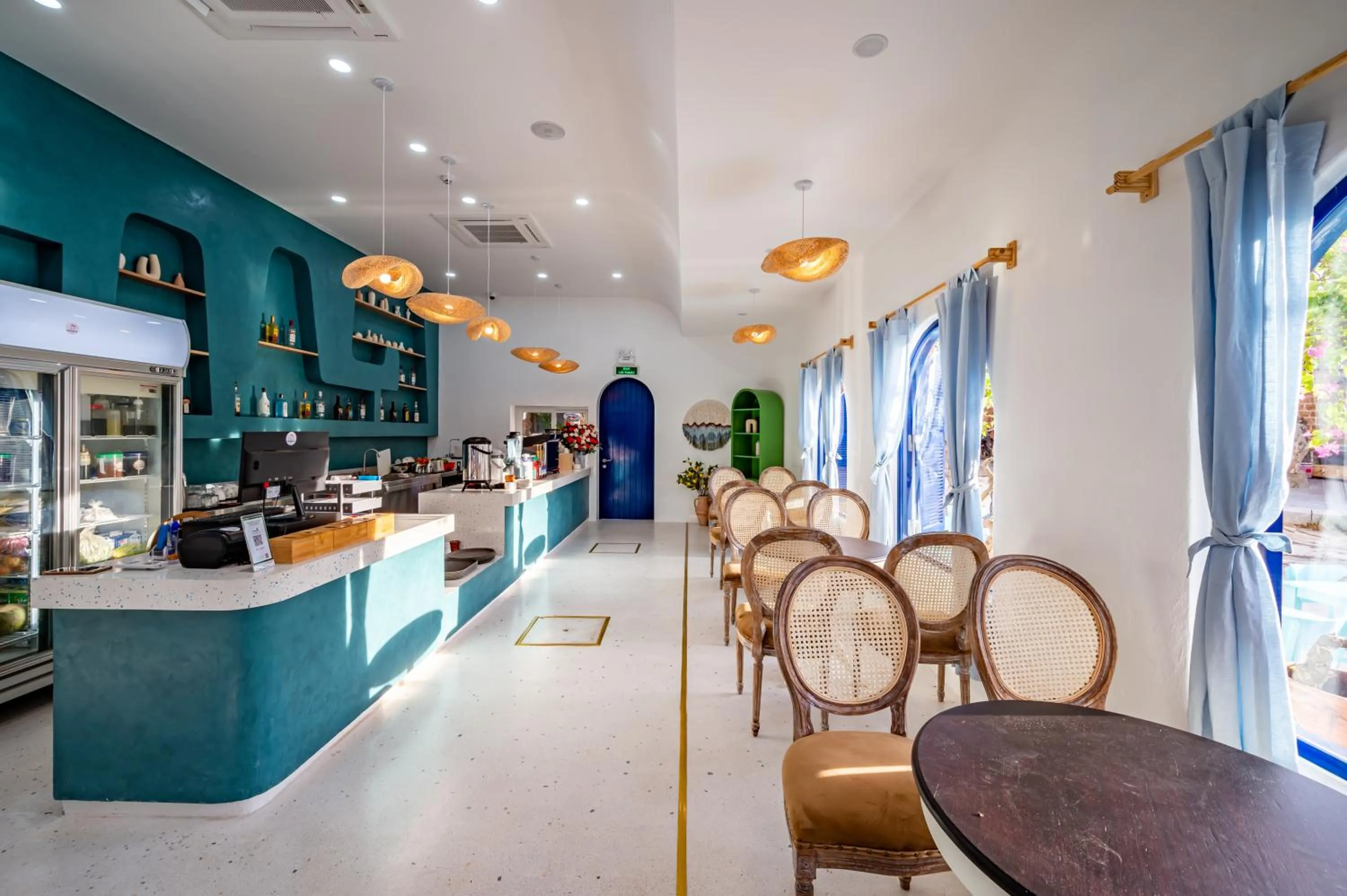 Restaurant/places to eat in Happiness Hotel