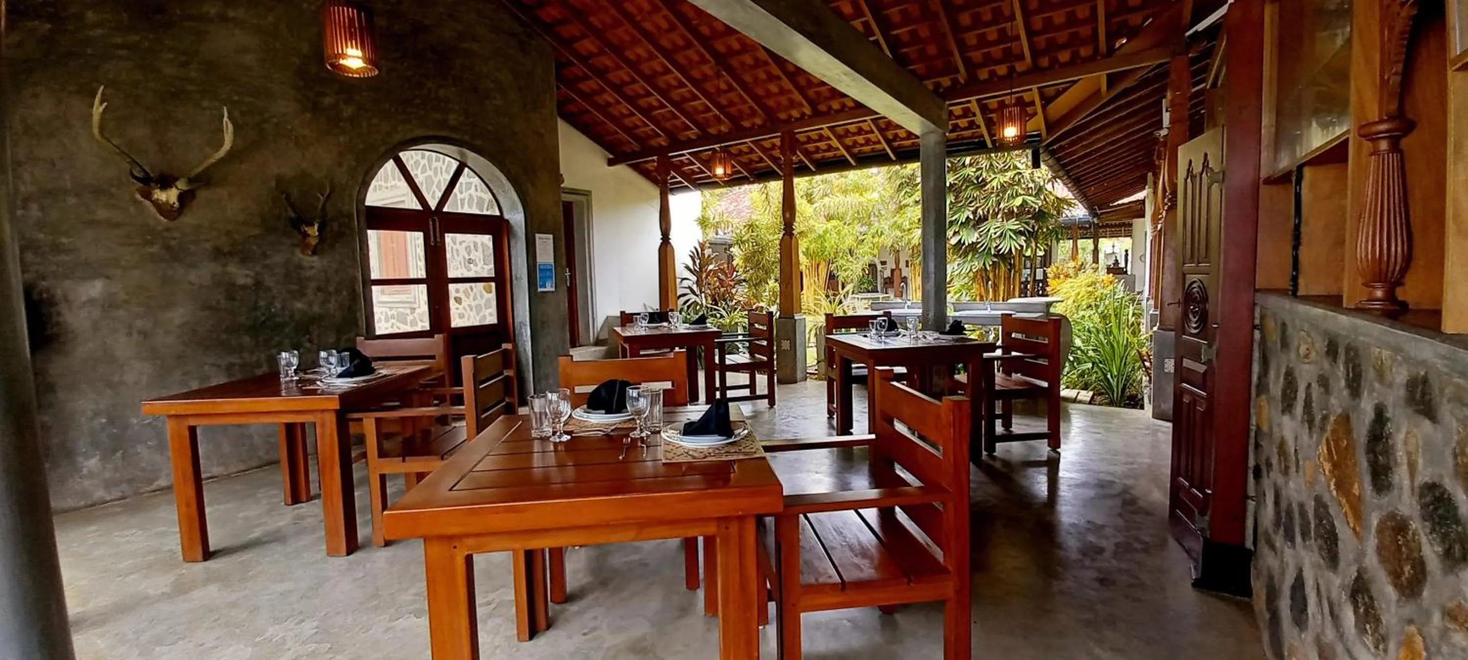 Restaurant/places to eat in Samudra Villa