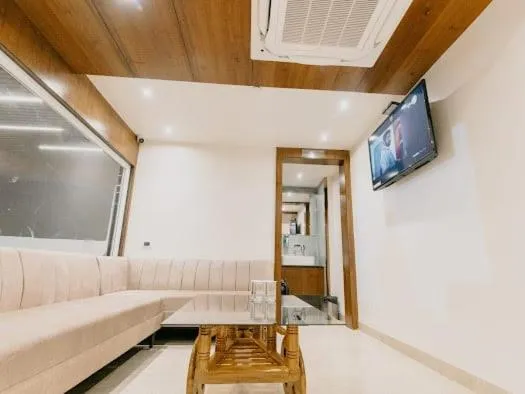 Lobby or reception in HOTEL EMERALD INN