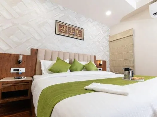 Bedroom, Bed in HOTEL EMERALD INN