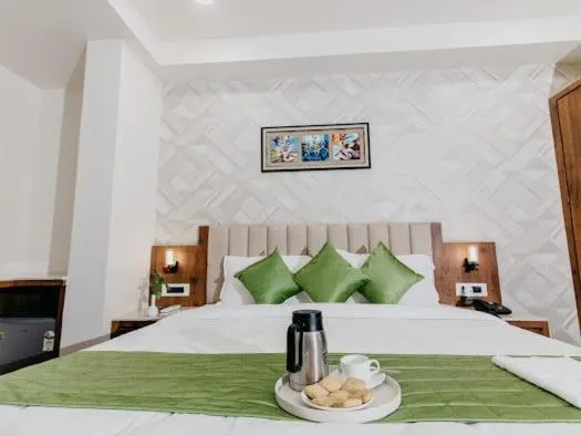 Bedroom, Bed in HOTEL EMERALD INN