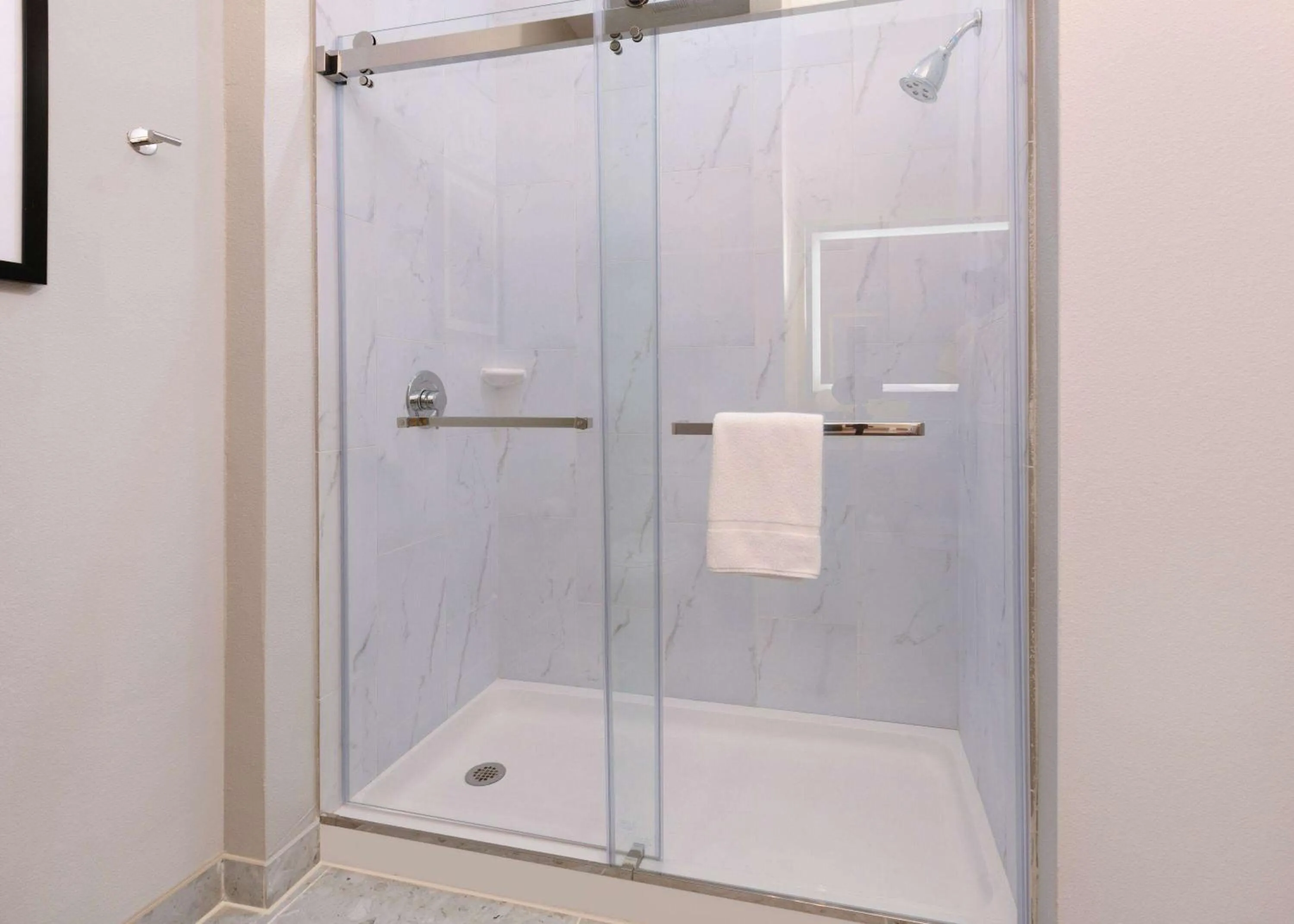 TV and multimedia in The Elm, a Ramada by Wyndham