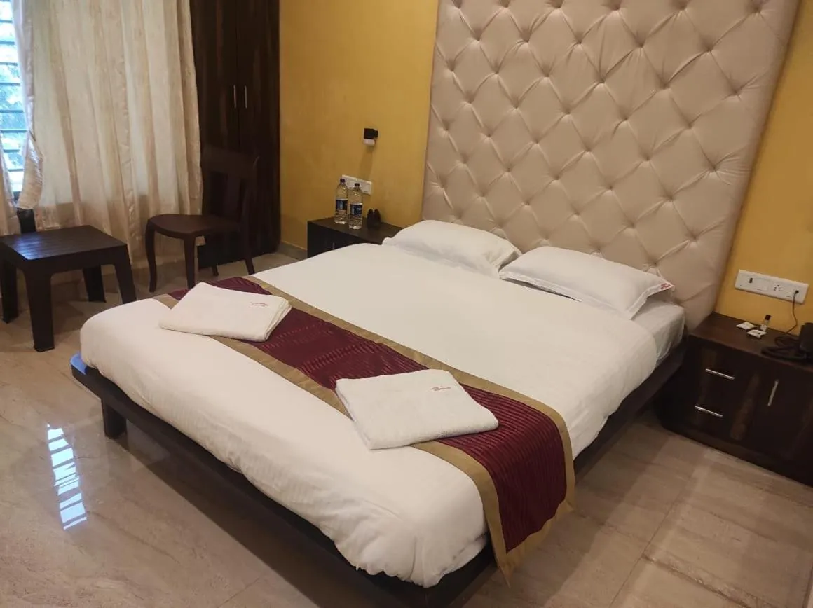 Bed in Hotel Deepak Executive, Ganpatipule