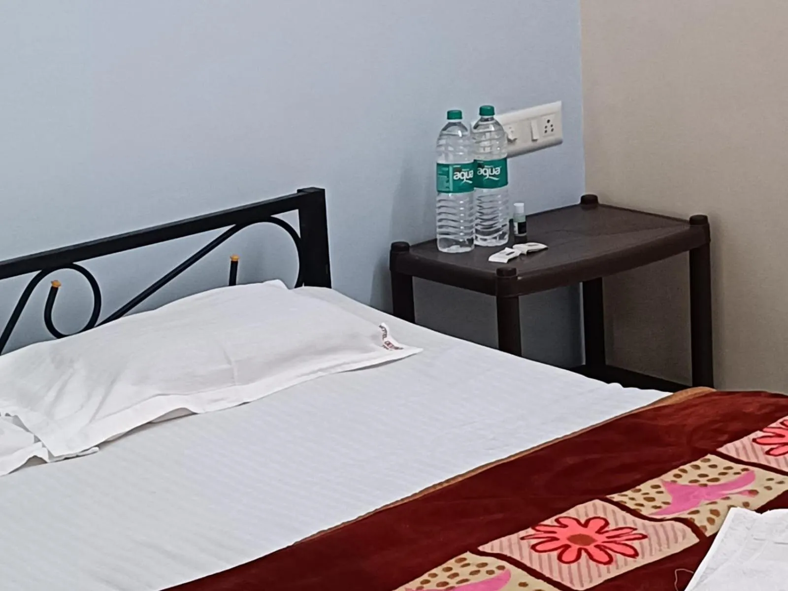 Bed in Hotel Deepak Executive, Ganpatipule