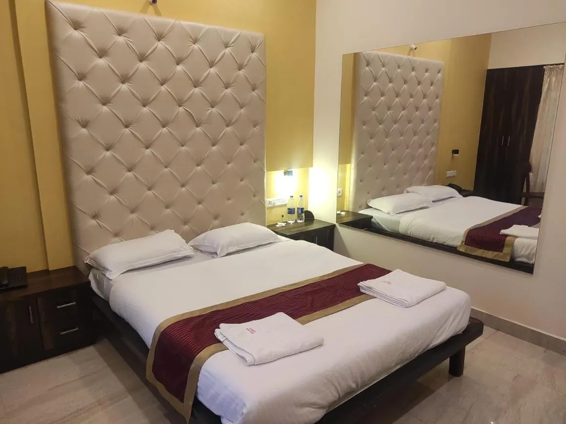 Bed in Hotel Deepak Executive, Ganpatipule