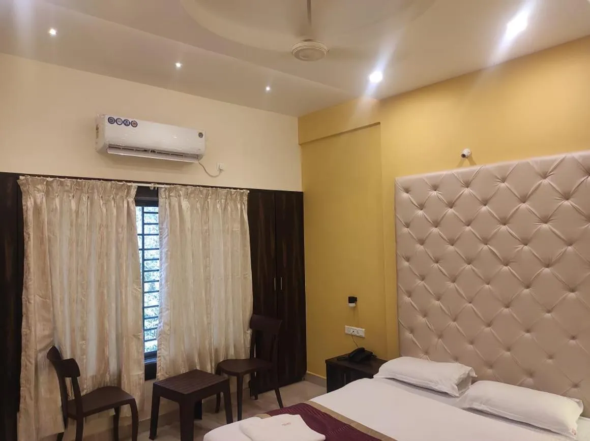 Bed in Hotel Deepak Executive, Ganpatipule