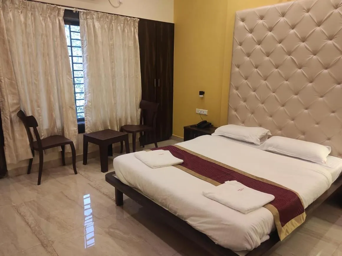 Bed in Hotel Deepak Executive, Ganpatipule