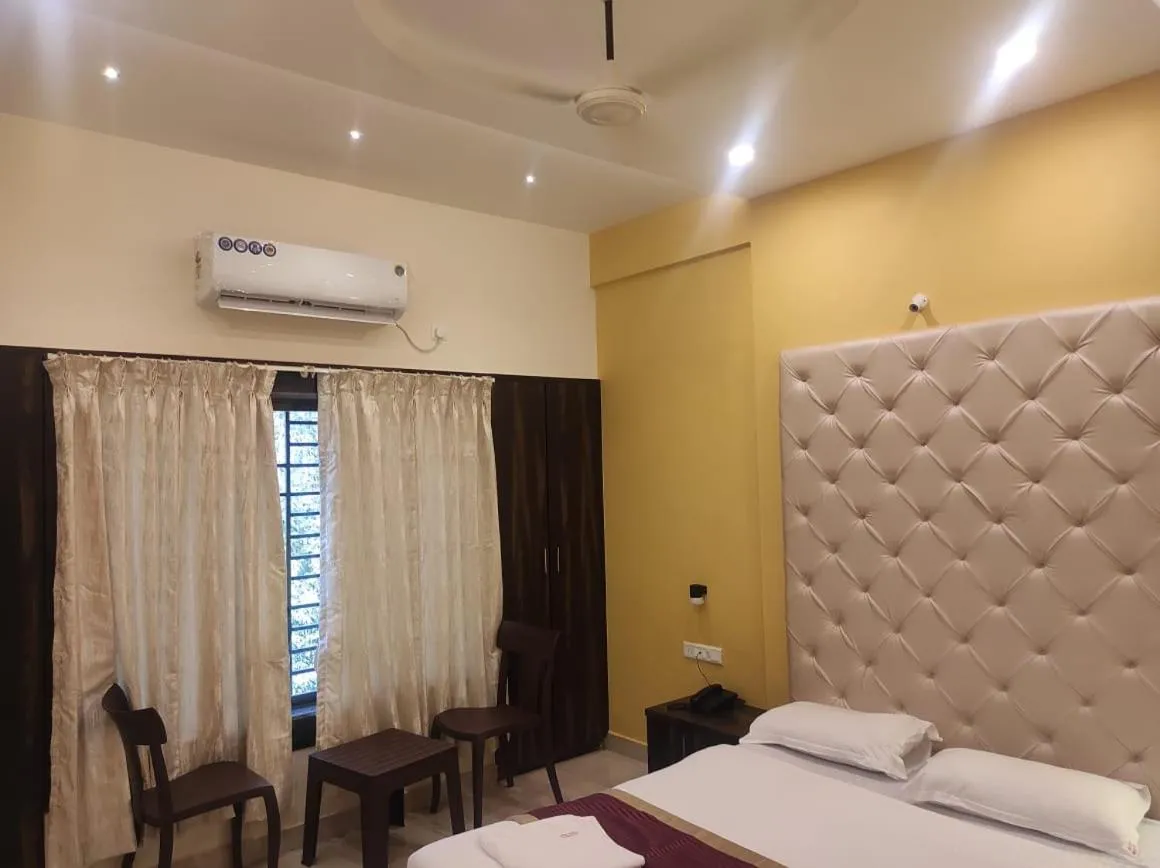 Bed in Hotel Deepak Executive, Ganpatipule