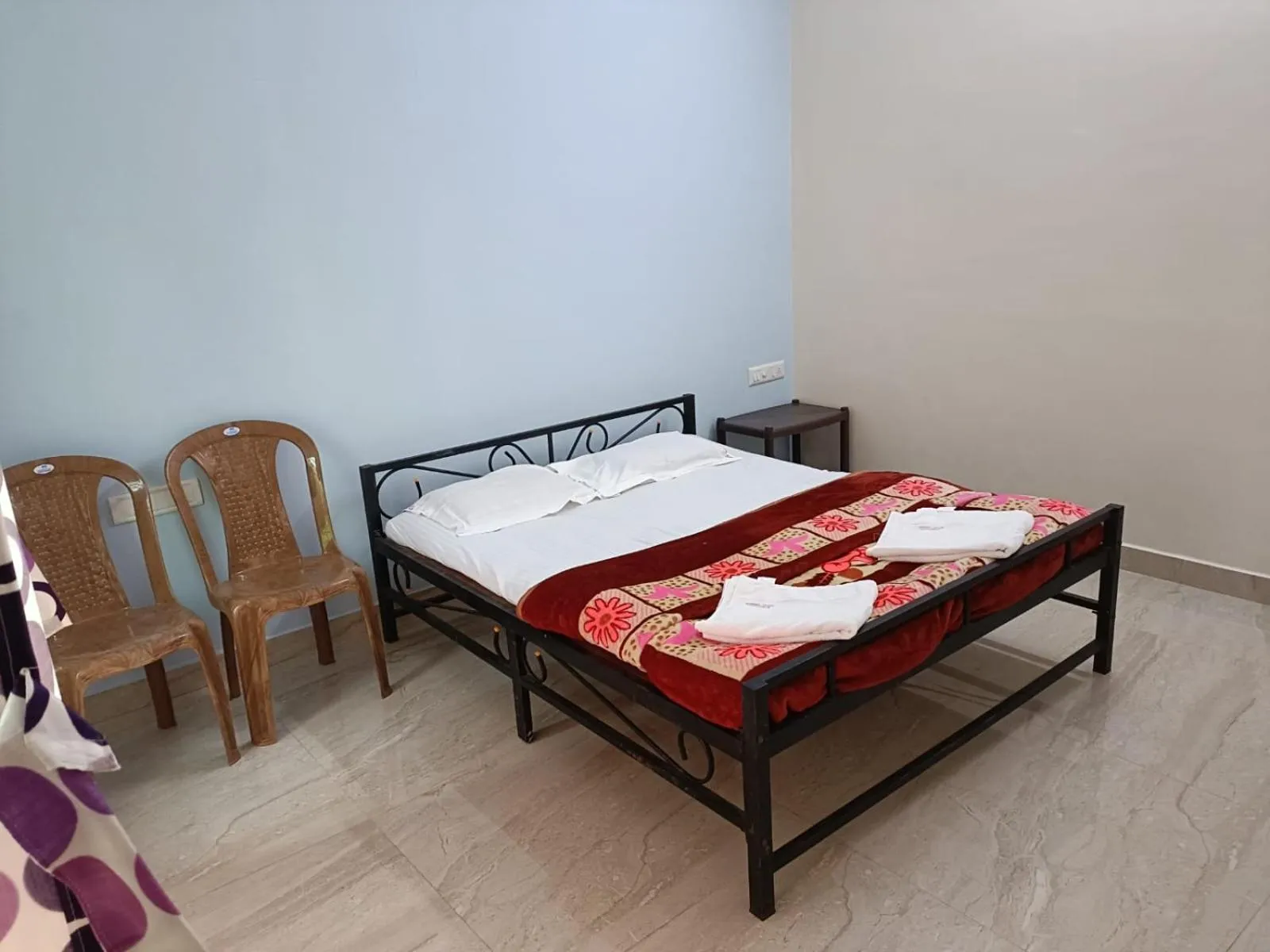 Bed in Hotel Deepak Executive, Ganpatipule