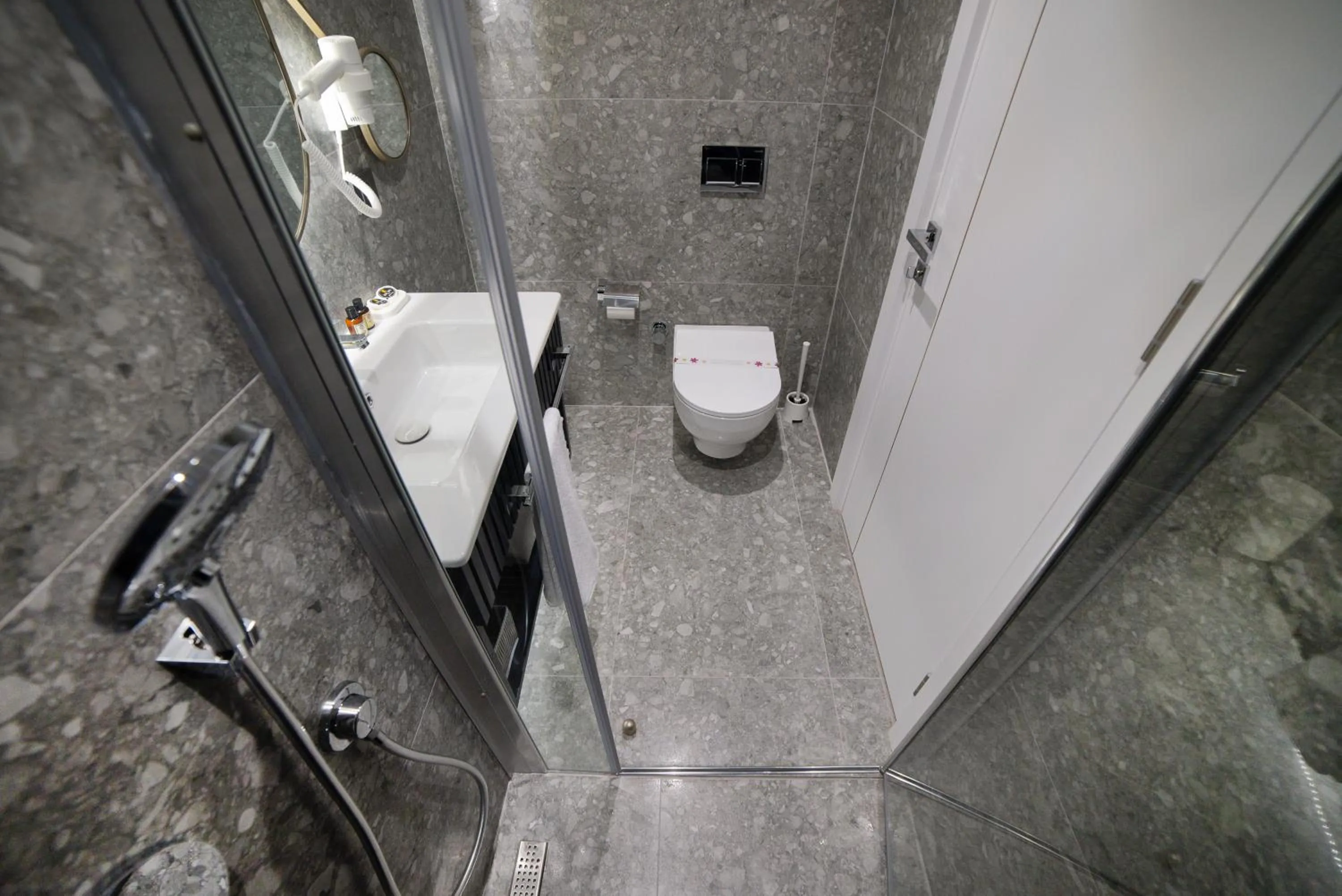 Toilet in Stile Suite Marine Hotel