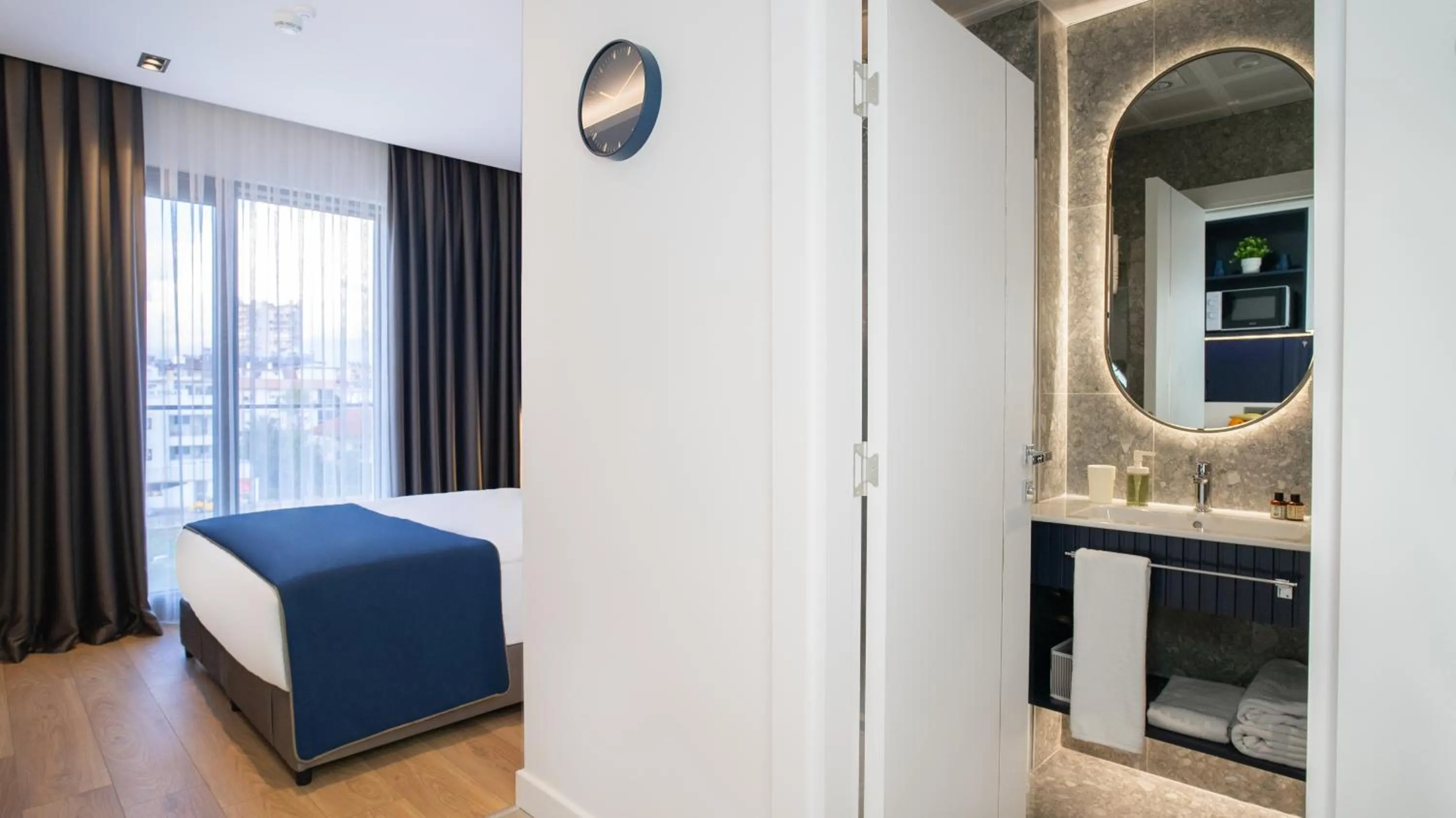 Bed in Stile Suite Marine Hotel