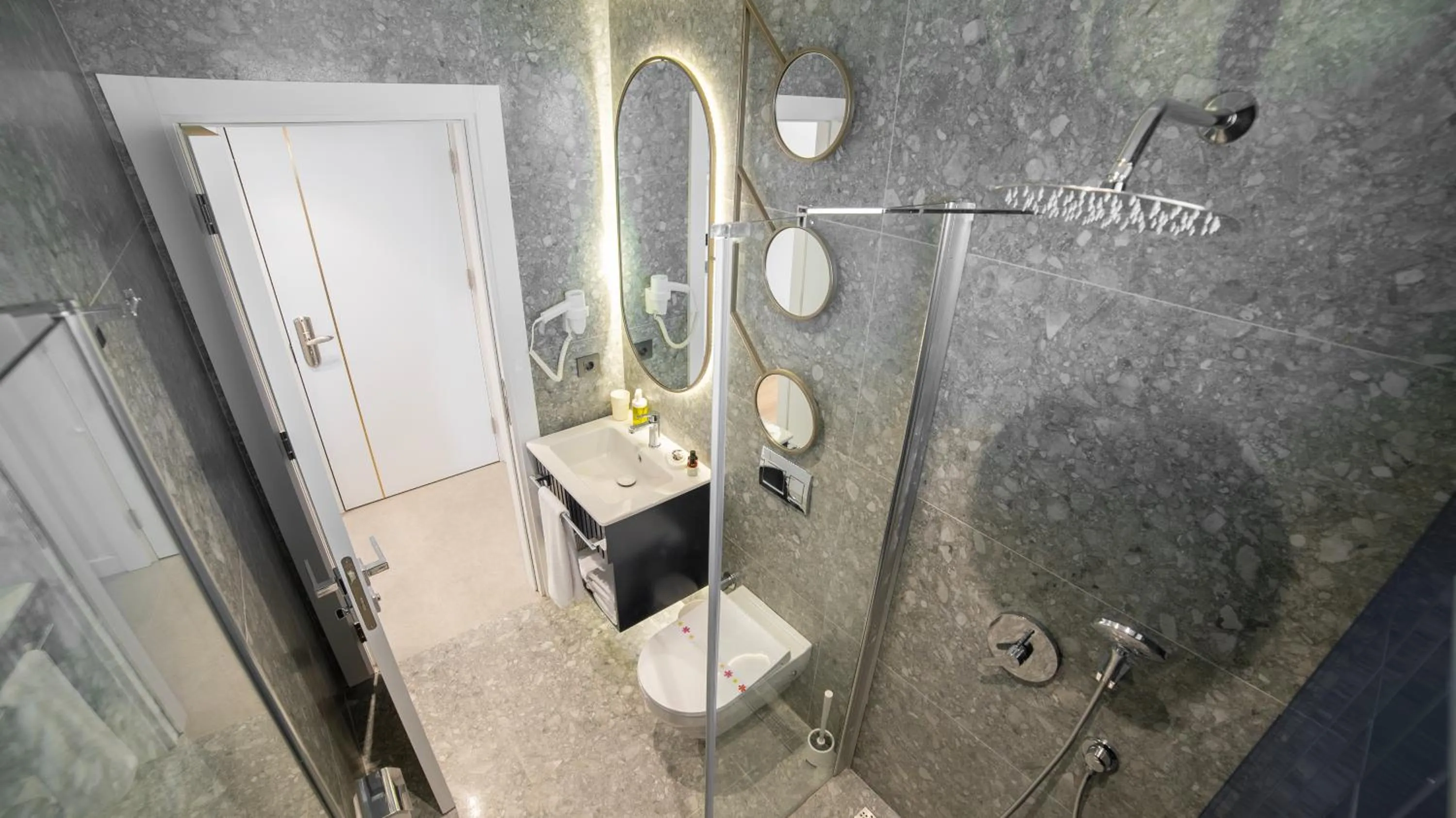 Bathroom in Stile Suite Marine Hotel