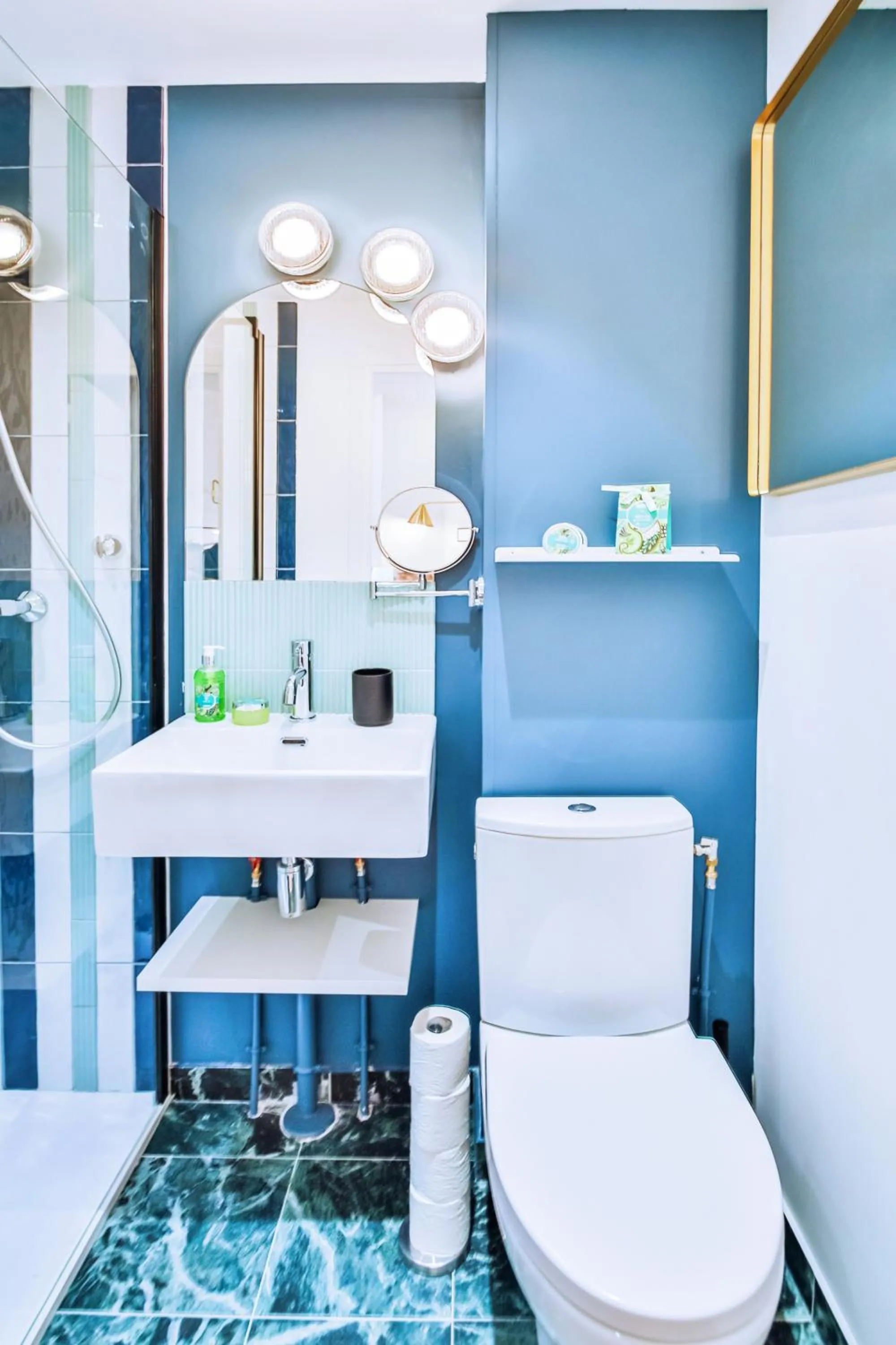 Shower in WS Molitor - Auteuil