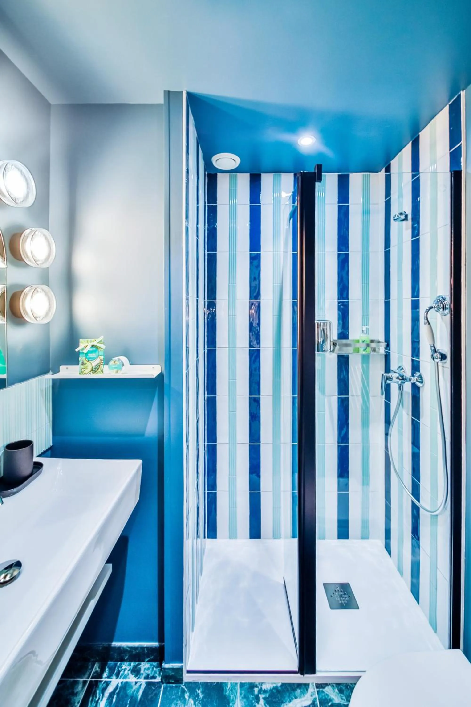 Shower in WS Molitor - Auteuil