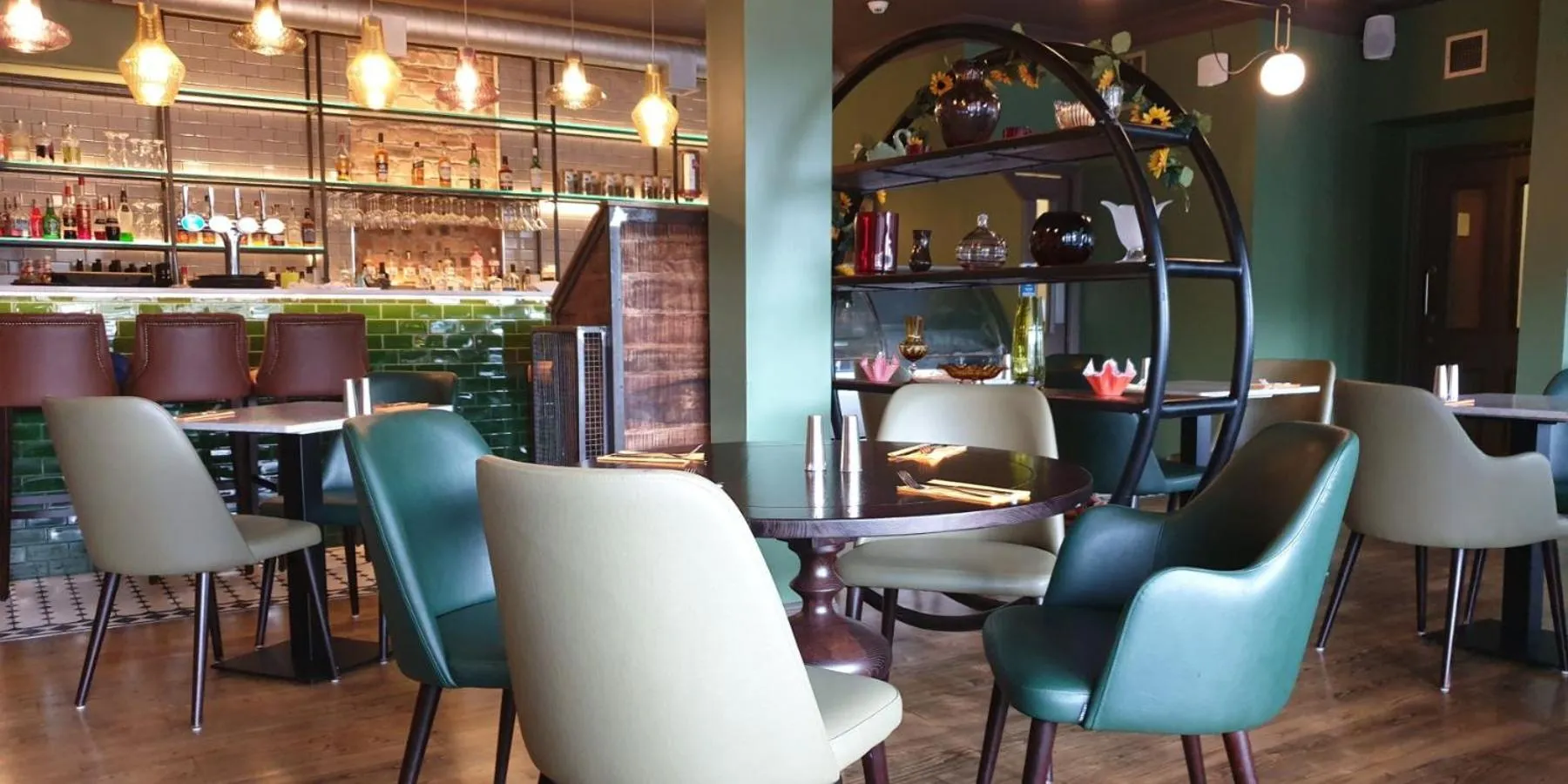 Restaurant/places to eat in Royal Hotel