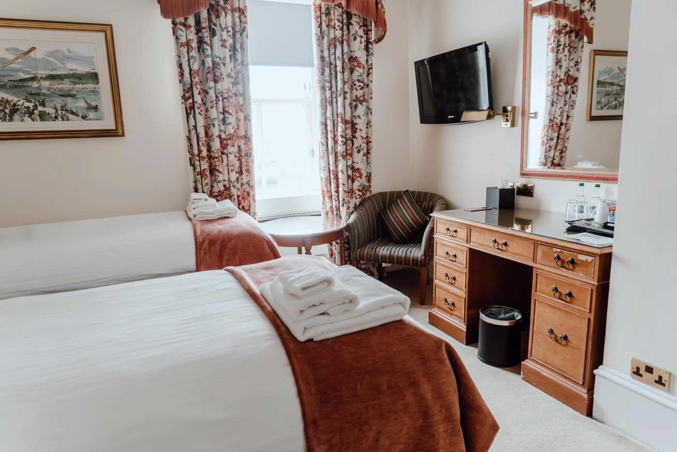 Bedroom, Bed in Royal Hotel