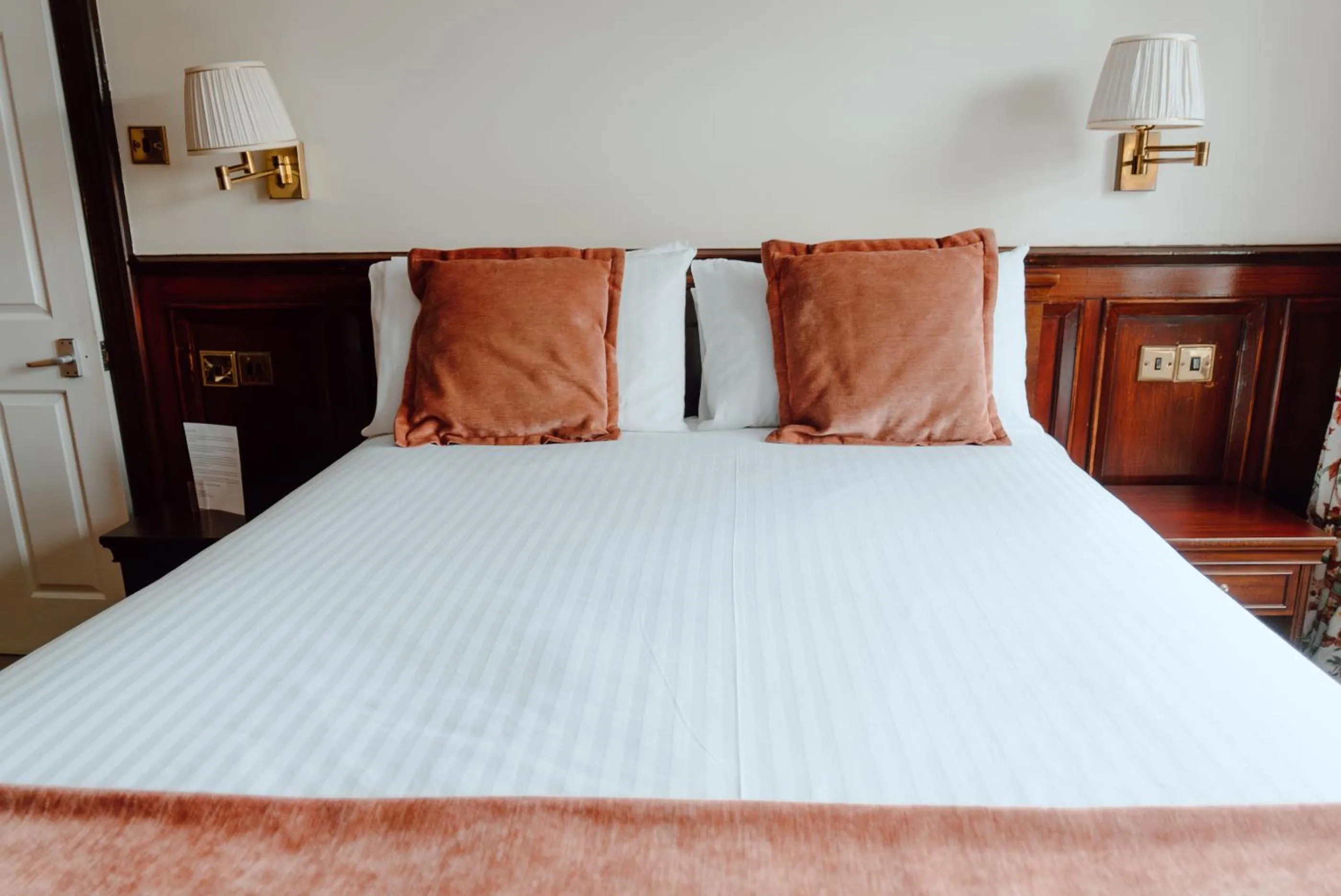 Bedroom, Bed in Royal Hotel