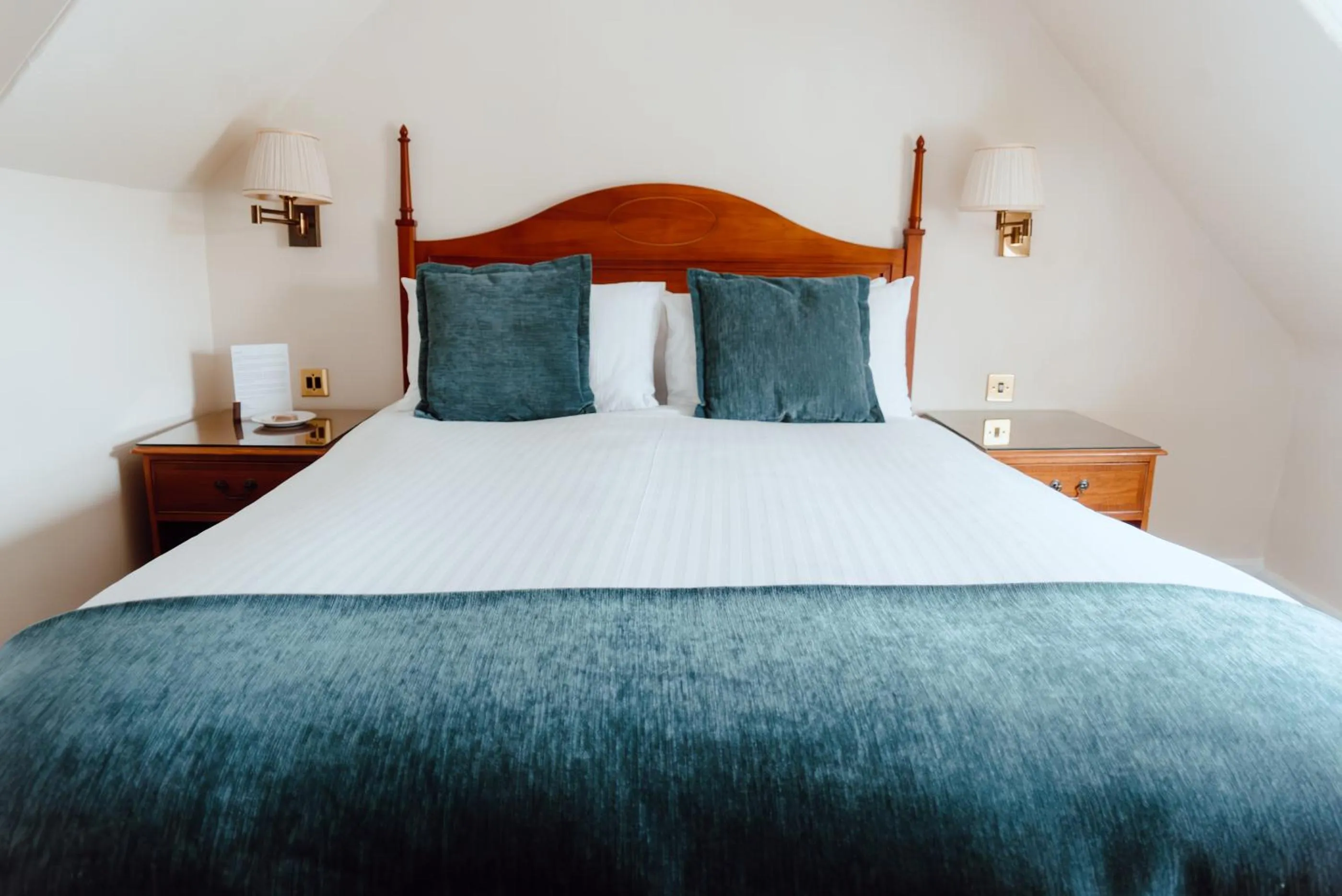 Bedroom, Bed in Royal Hotel