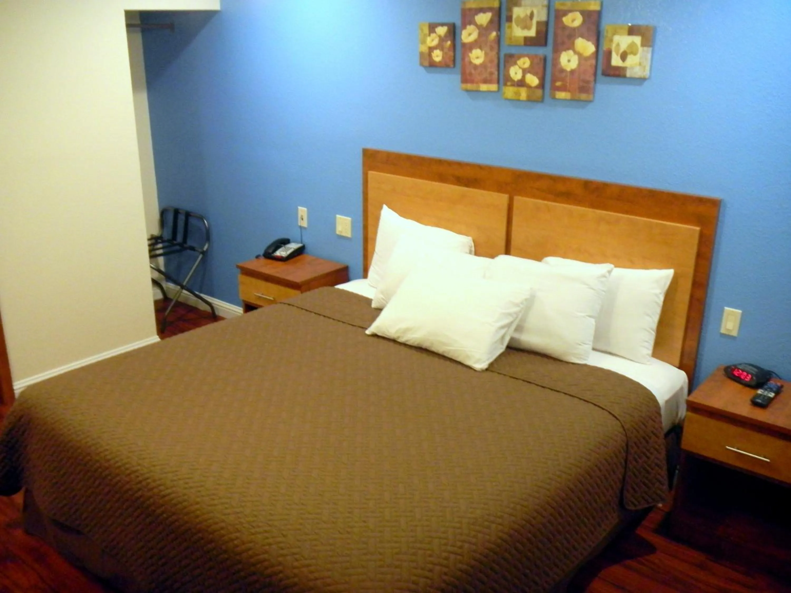 Bed in FairBridge Inn & Suites Gateway to Yosemite