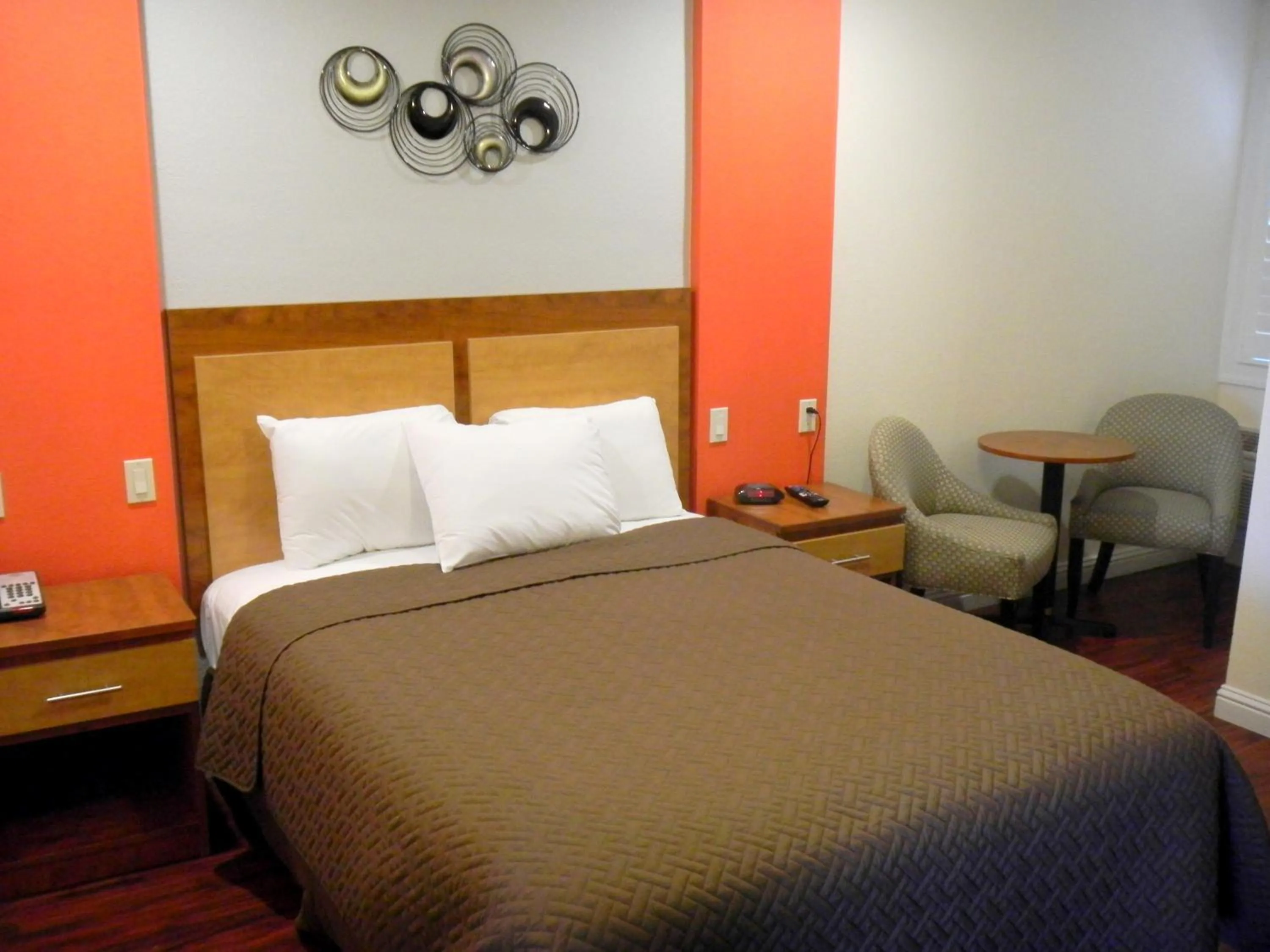 Bed in FairBridge Inn & Suites Gateway to Yosemite