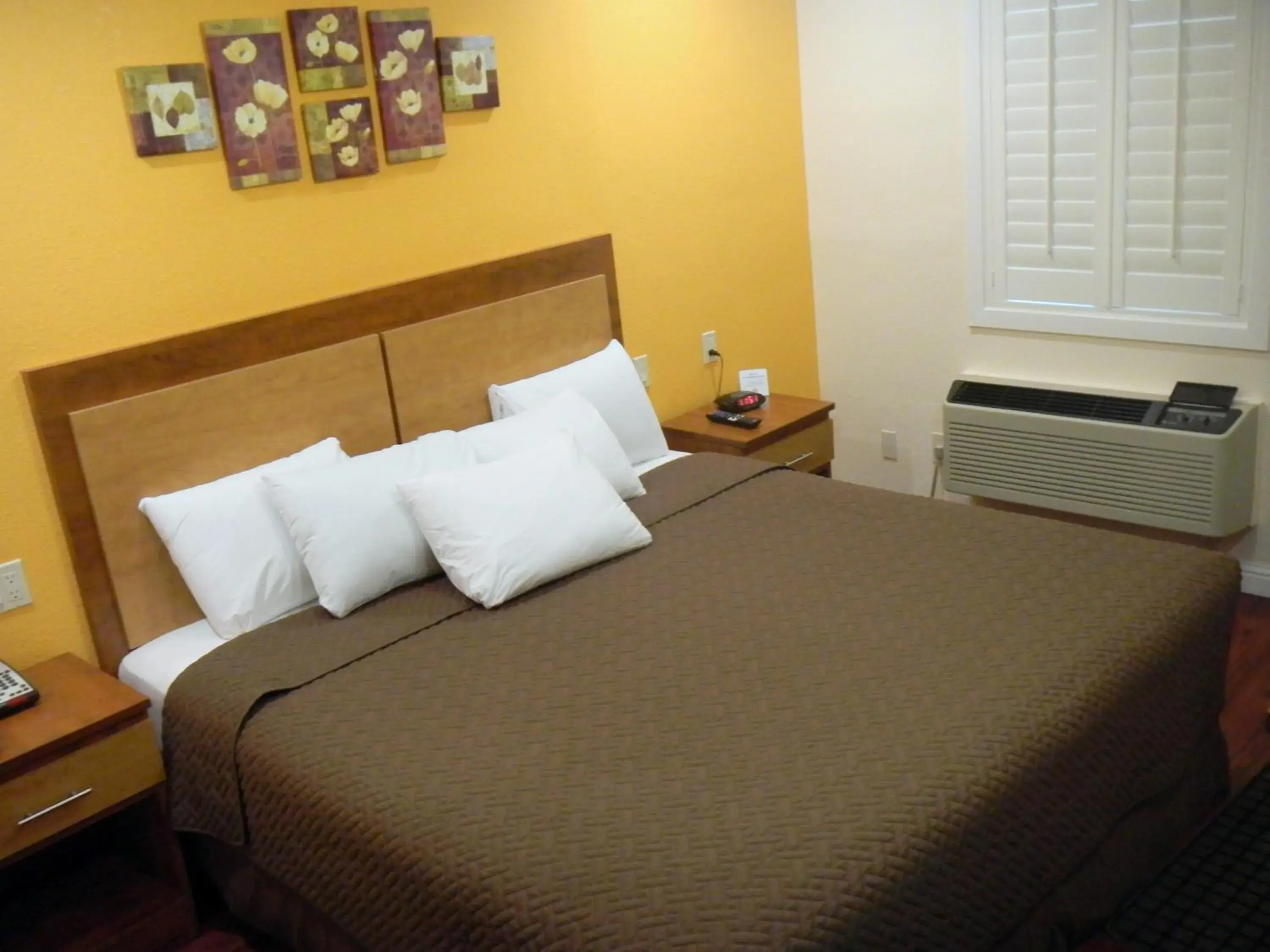 King Room - single occupancy in FairBridge Inn & Suites Gateway to Yosemite King Room - single occupancy in FairBridge Inn & Suites Gateway to Yosemite