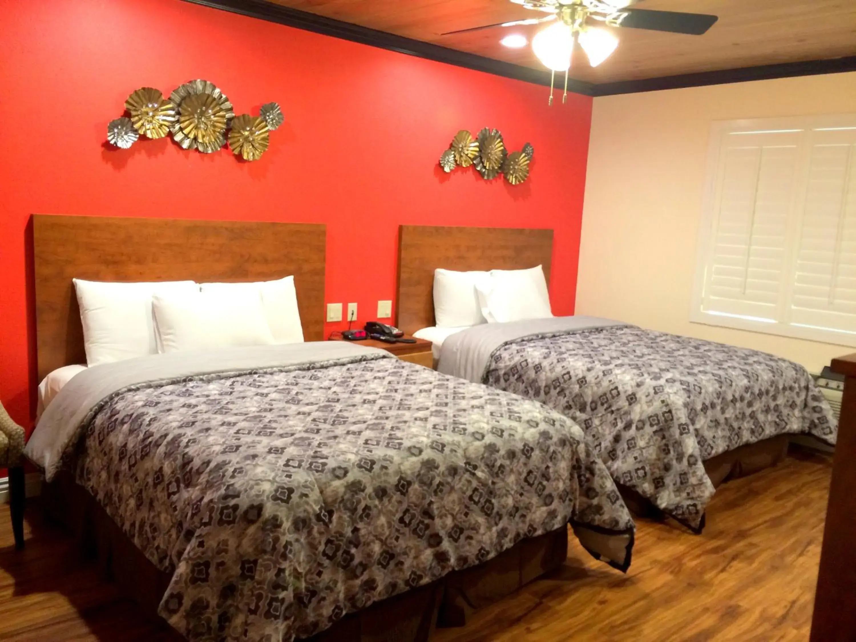 Queen Room with Two Queen Beds in FairBridge Inn & Suites Gateway to Yosemite Queen Room with Two Queen Beds in FairBridge Inn & Suites Gateway to Yosemite