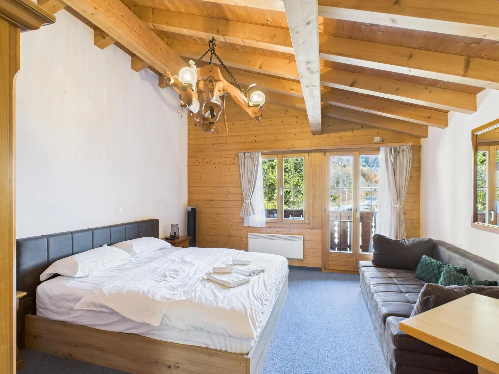 Balcony/Terrace, Bed in Hotel Wildbach Brienz