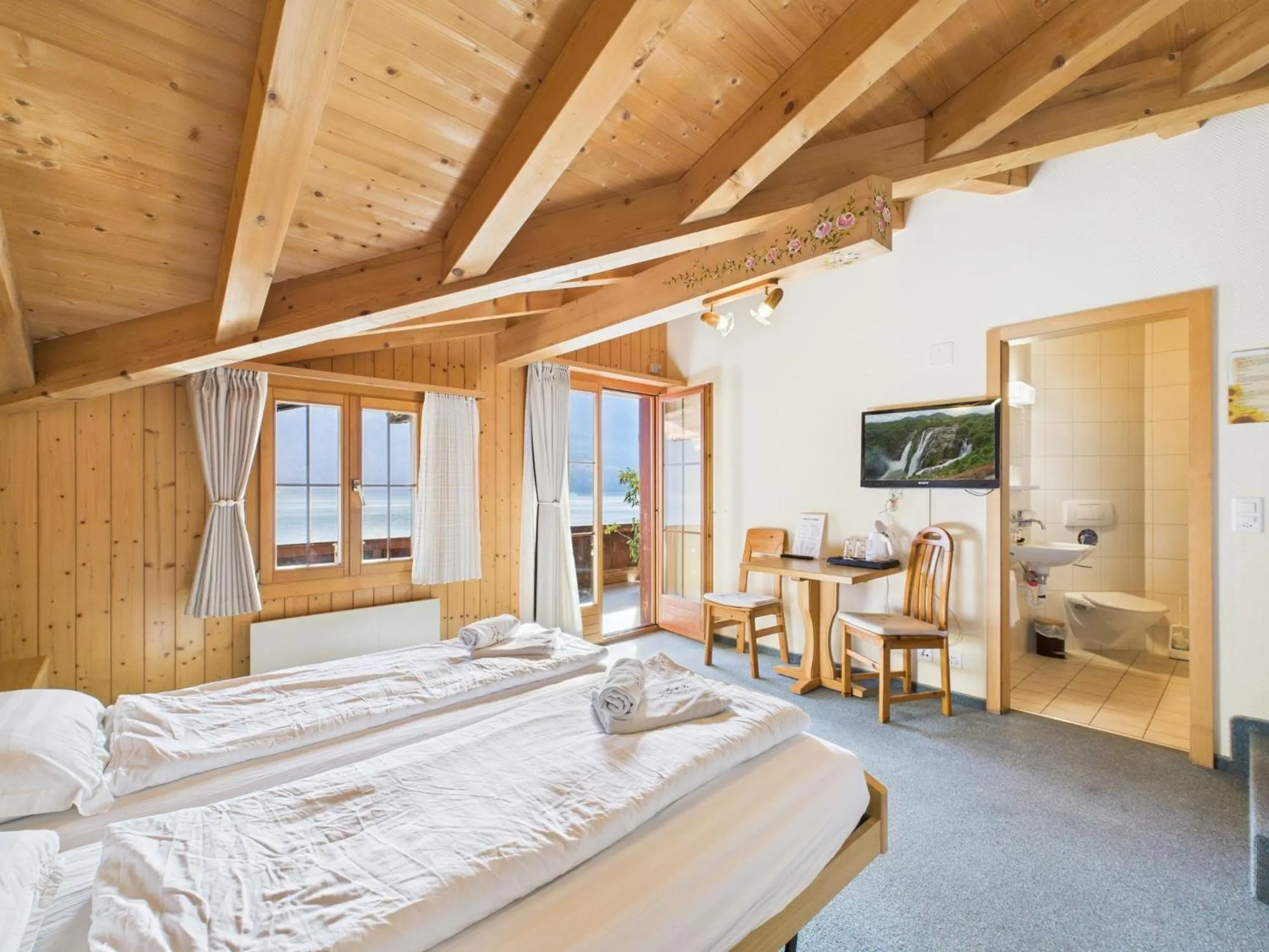 Balcony/Terrace, Bed in Hotel Wildbach Brienz
