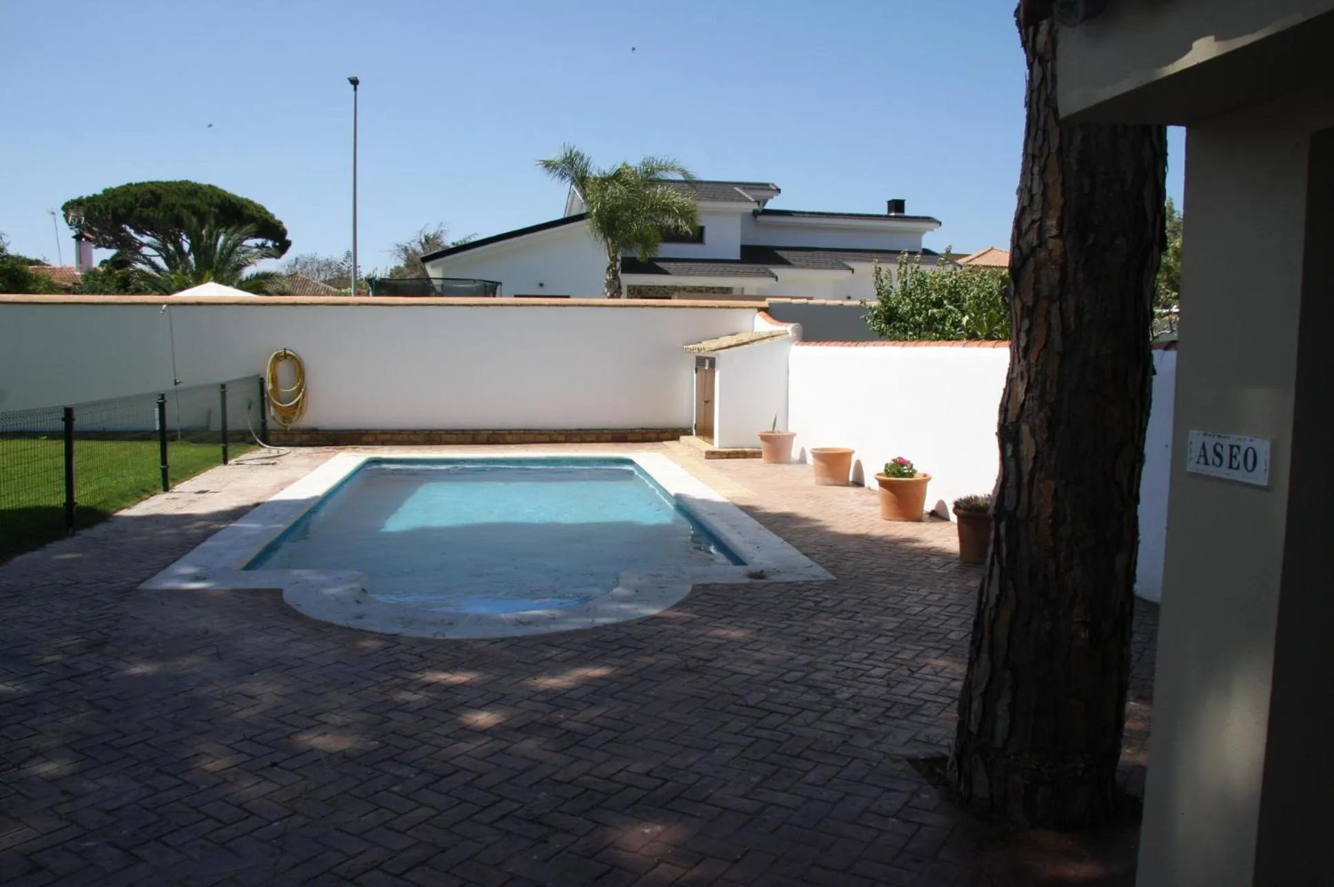 Moderno y amplio chalet, con piscina privada
