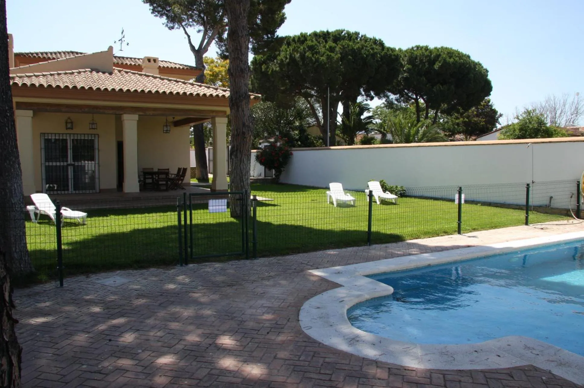 Moderno y amplio chalet, con piscina privada