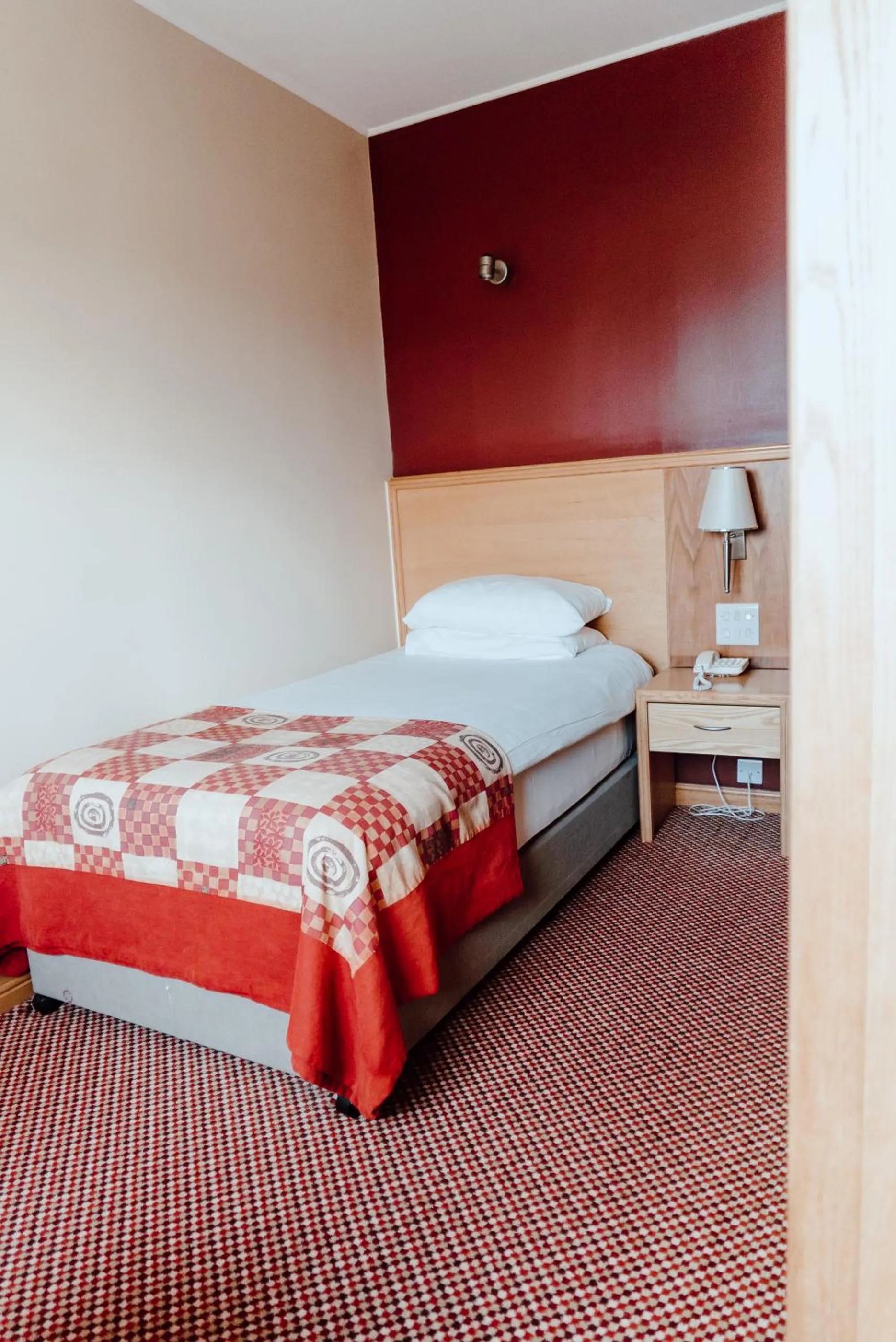 Photo of the whole room, Bed in Cabarfeidh Hotel