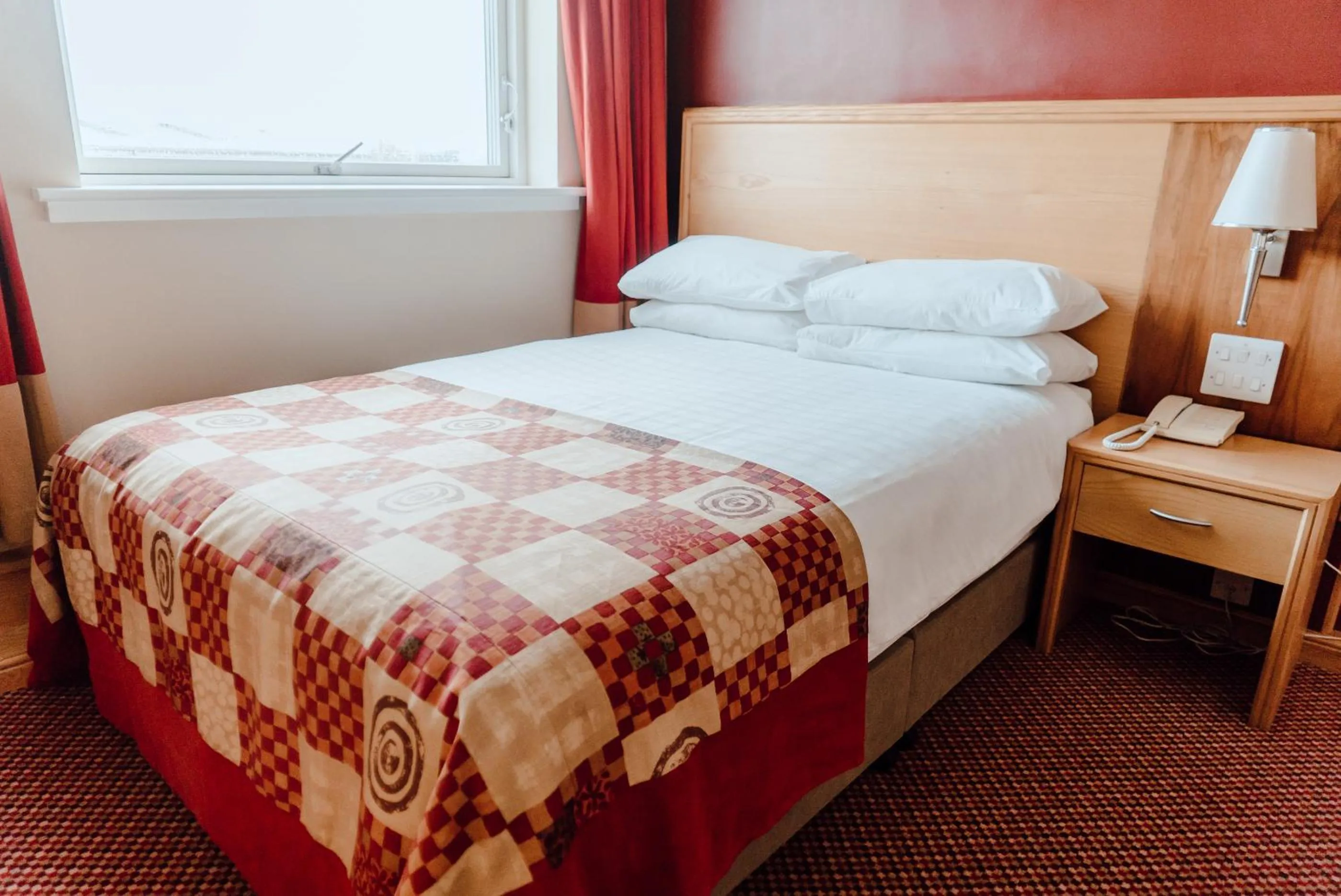 Photo of the whole room, Bed in Cabarfeidh Hotel