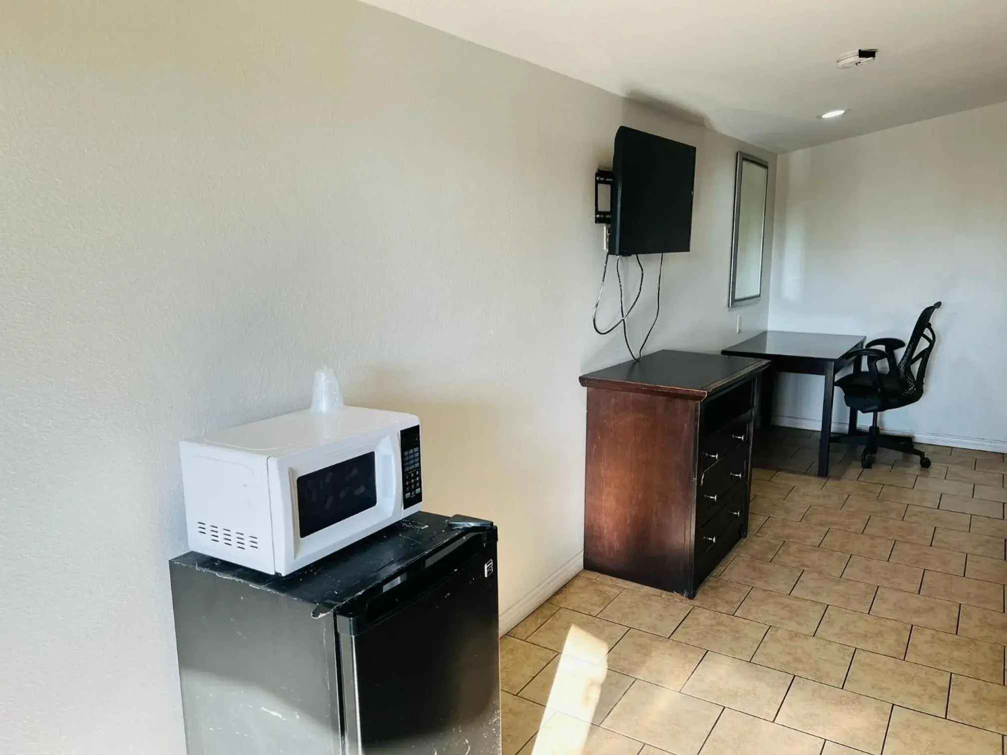 Deluxe Queen Room with Two Queen Beds in Safari Inn Motel Deluxe Queen Room with Two Queen Beds in Safari Inn Motel