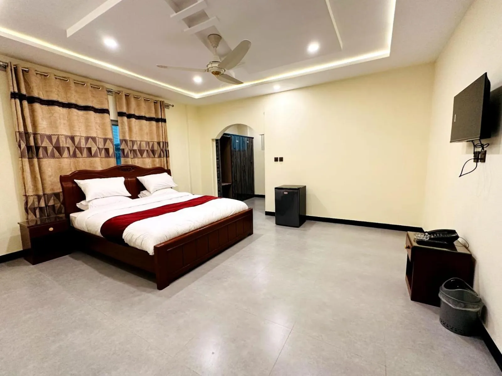 Communal lounge/ TV room, Bed in Desert One Hotel Skardu