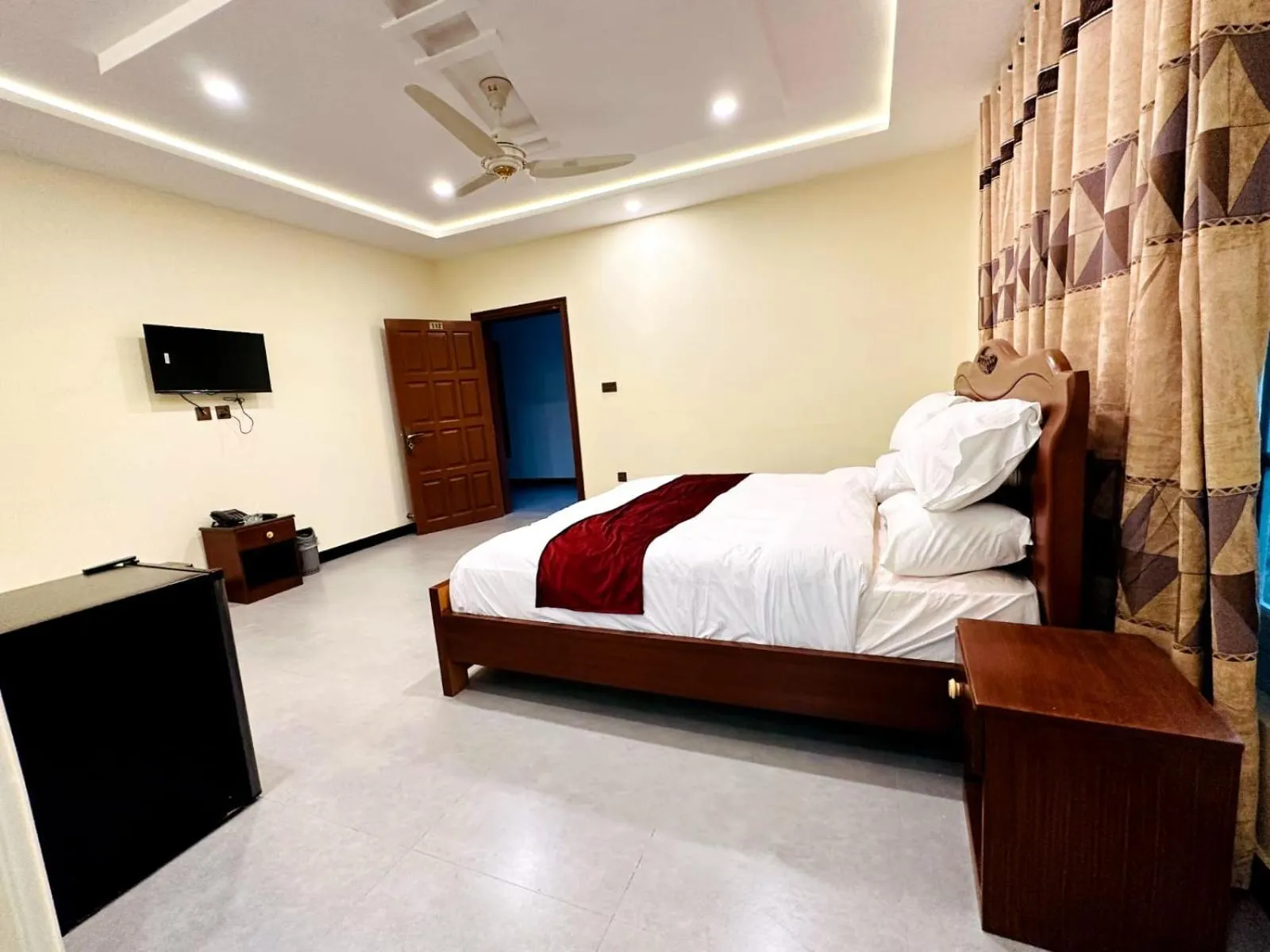 Communal lounge/ TV room, Bed in Desert One Hotel Skardu