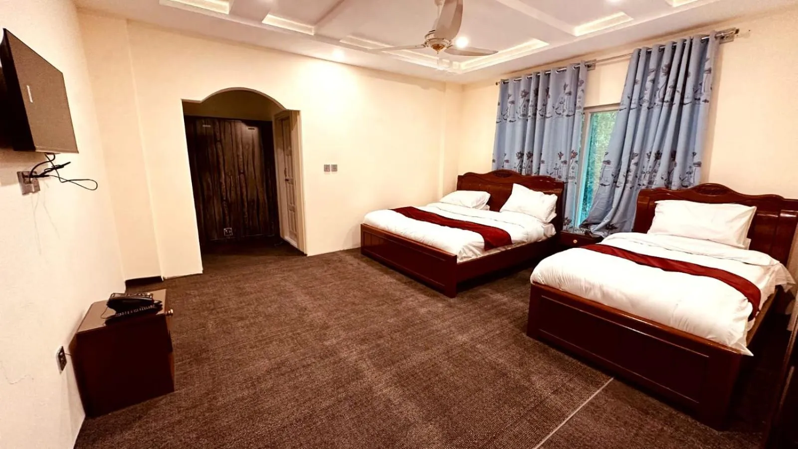 Communal lounge/ TV room, Bed in Desert One Hotel Skardu