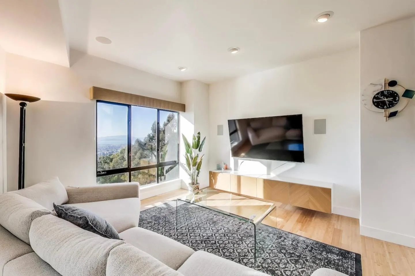 TV and multimedia in Luxurious Hillside Home wAC & Gorgeous SF Views!