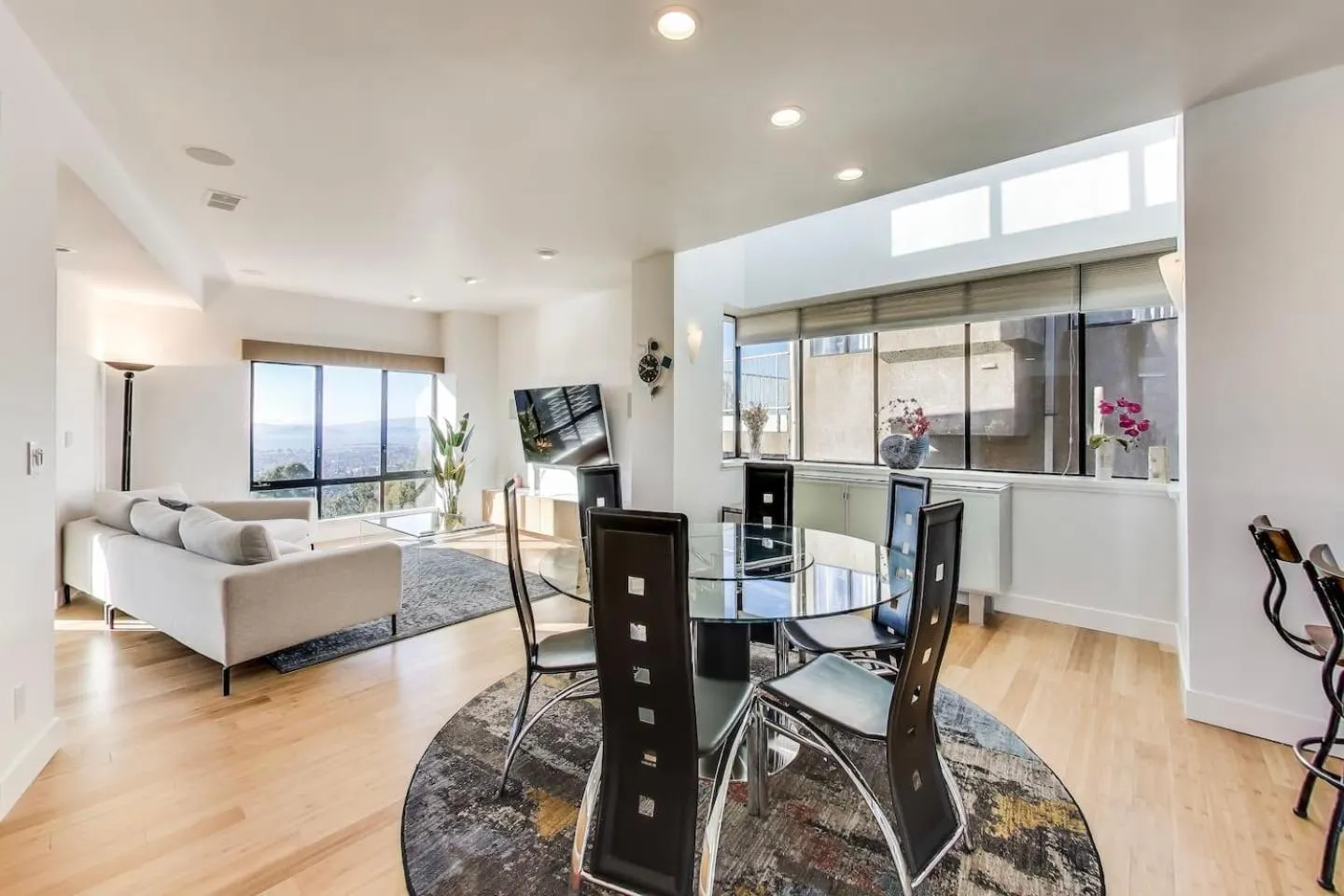 TV and multimedia in Luxurious Hillside Home wAC & Gorgeous SF Views!