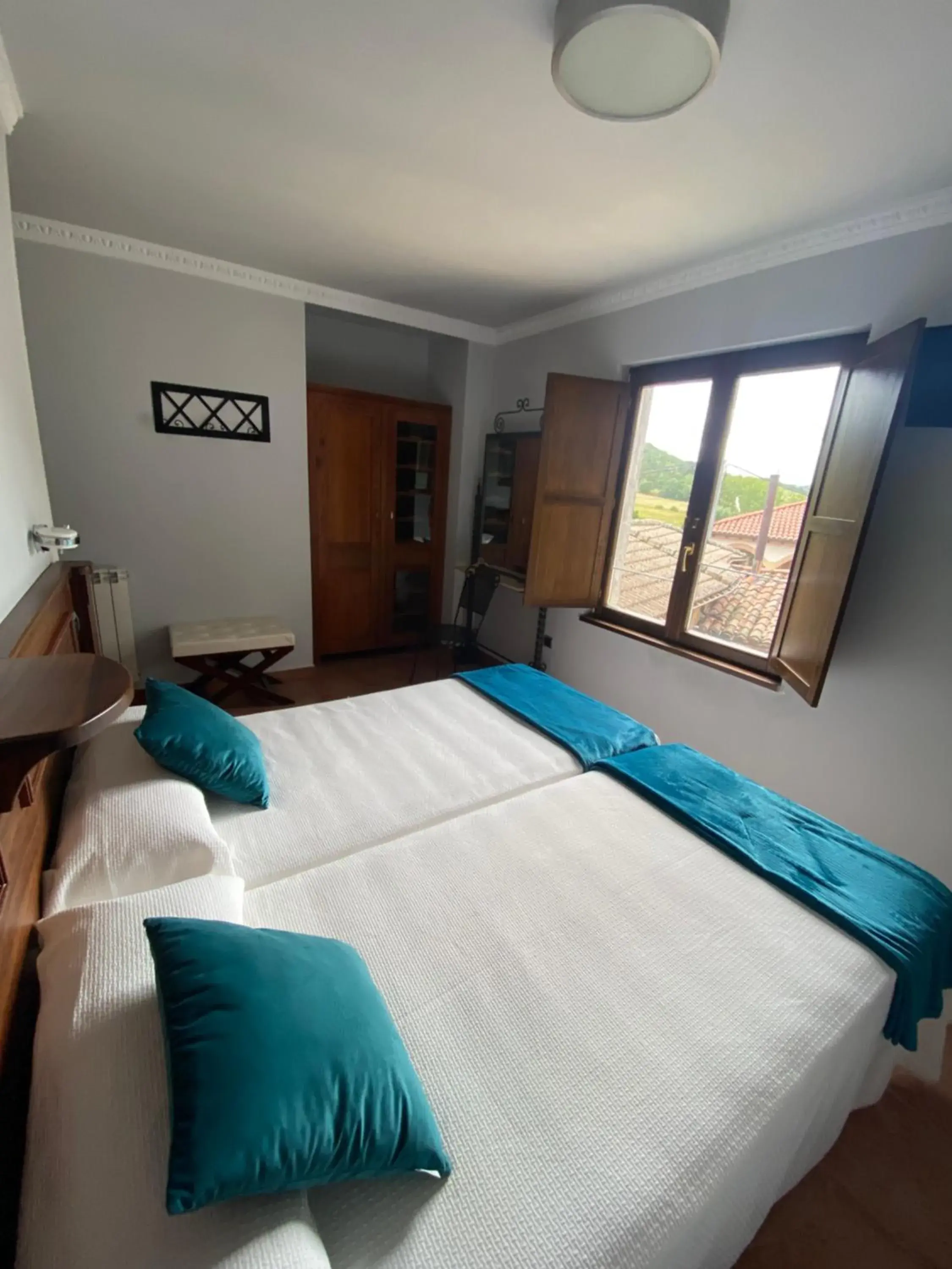 Deluxe Double Room with Shower - single occupancy in Hotel rural Monasterio de Ara Mada Deluxe Double Room with Shower - single occupancy in Hotel rural Monasterio de Ara Mada