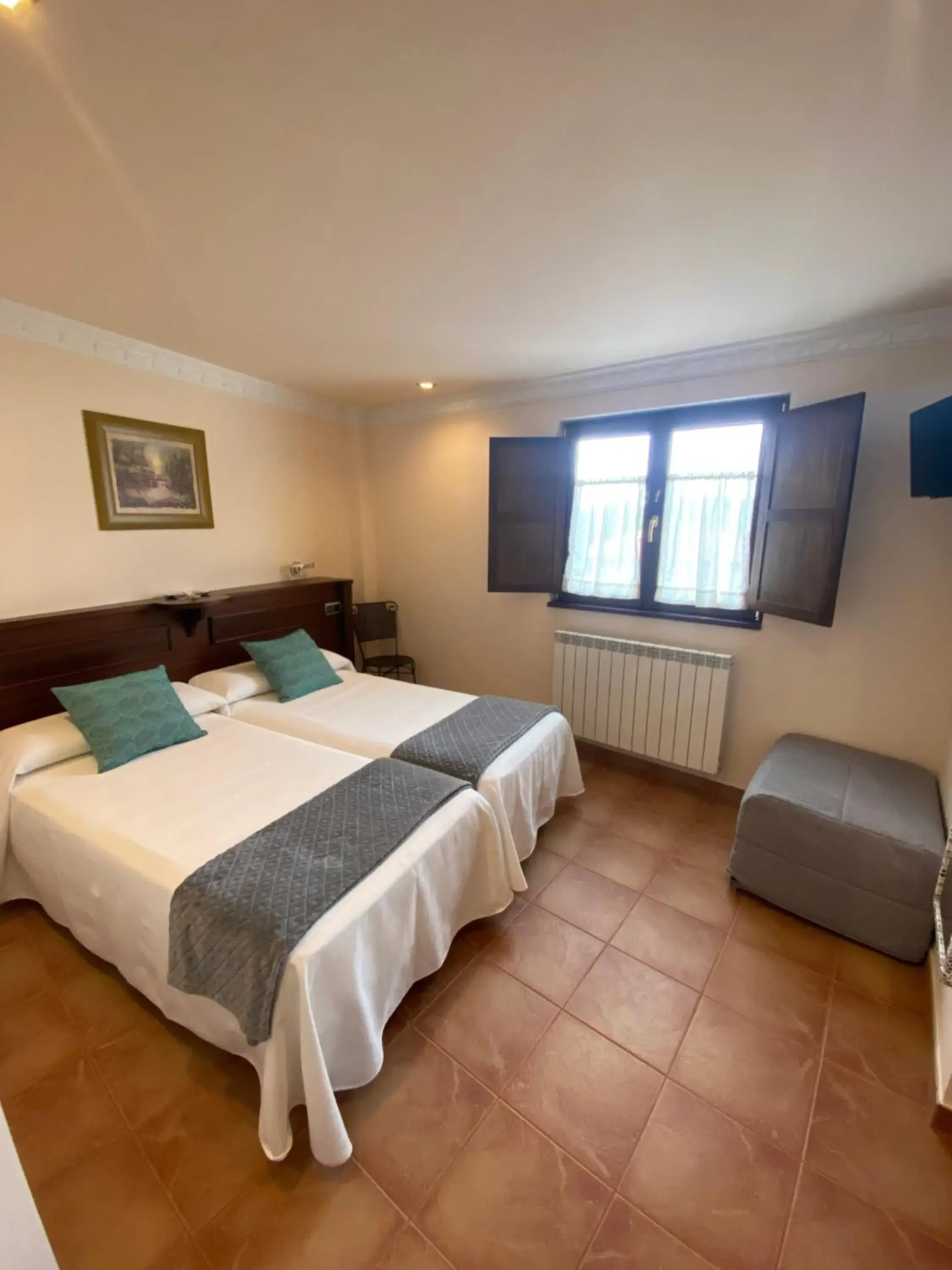 Standard Twin Room with Sofa - single occupancy in Hotel rural Monasterio de Ara Mada Standard Twin Room with Sofa - single occupancy in Hotel rural Monasterio de Ara Mada